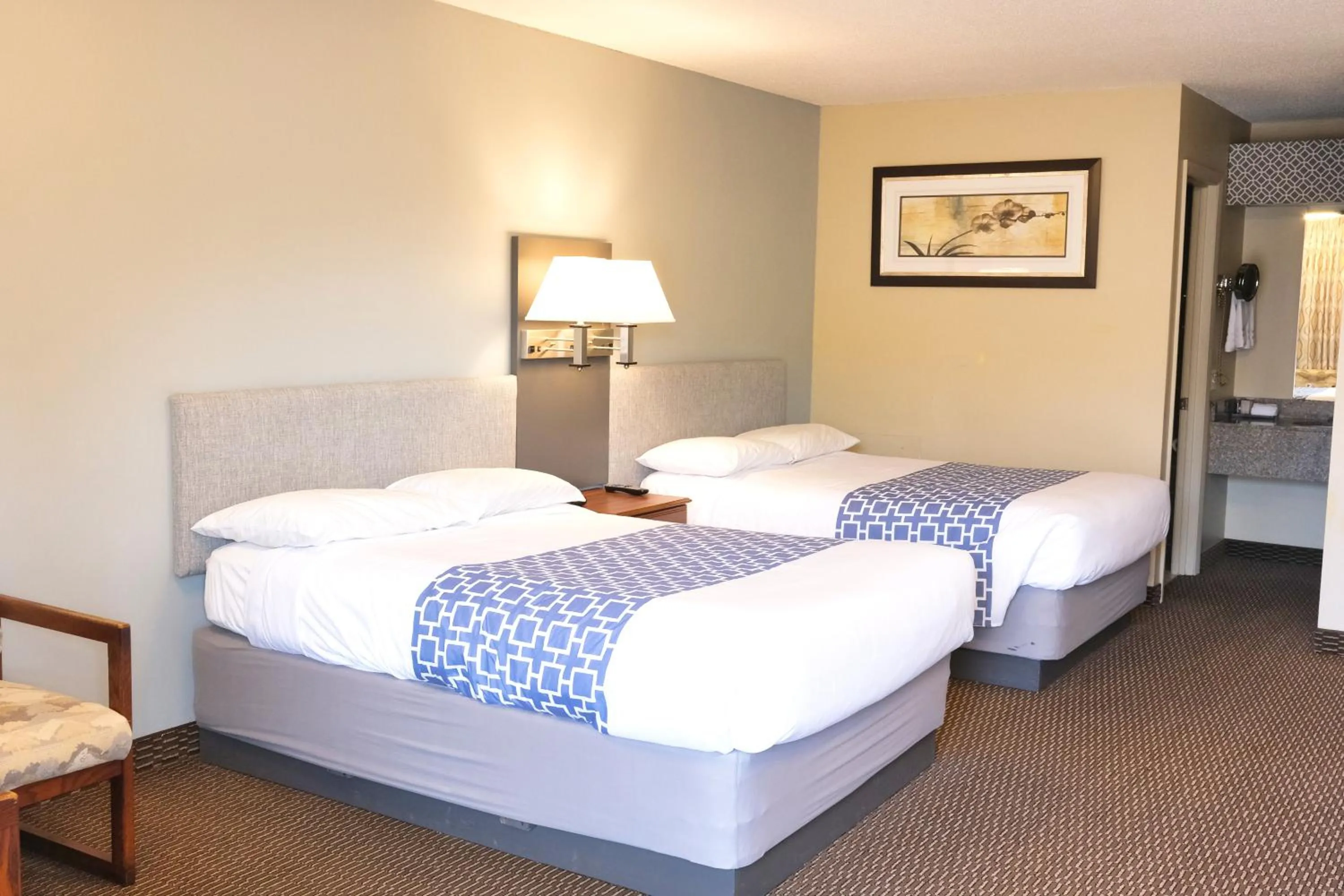 Bed in Regency Inn of Eddyville Kuttawa