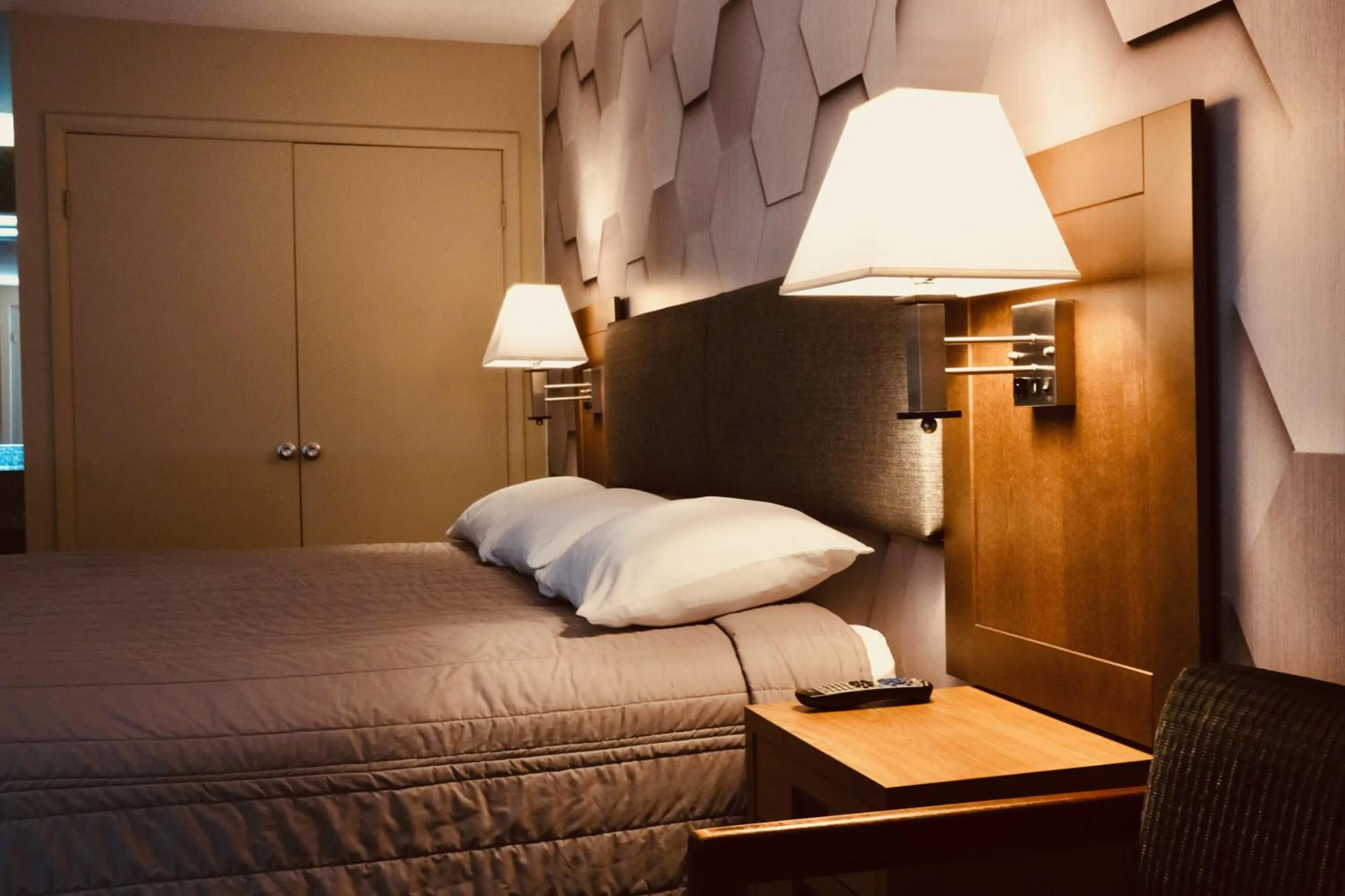 Bed in Regency Inn of Eddyville Kuttawa