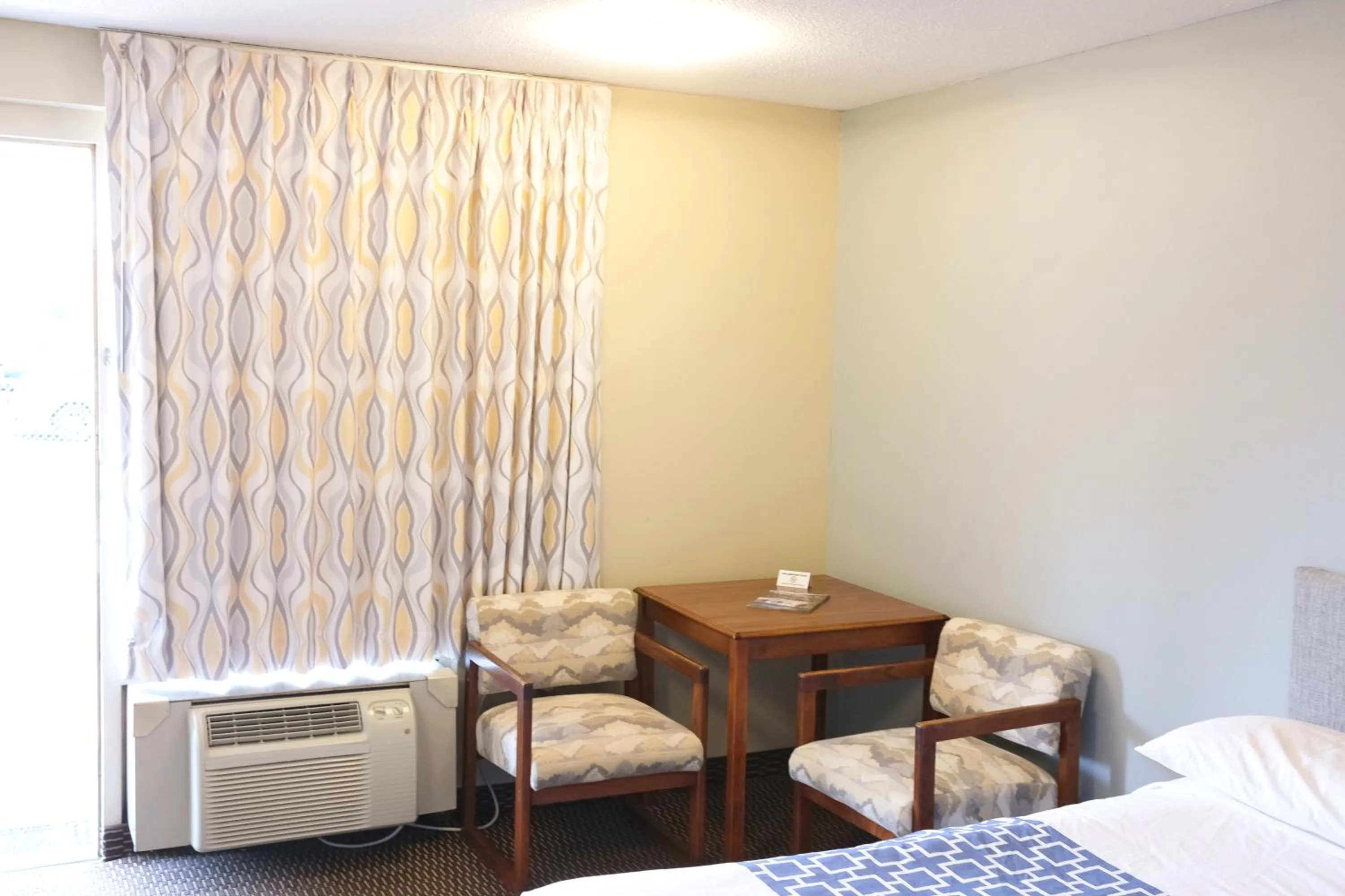 Seating area, Bed in Regency Inn of Eddyville Kuttawa