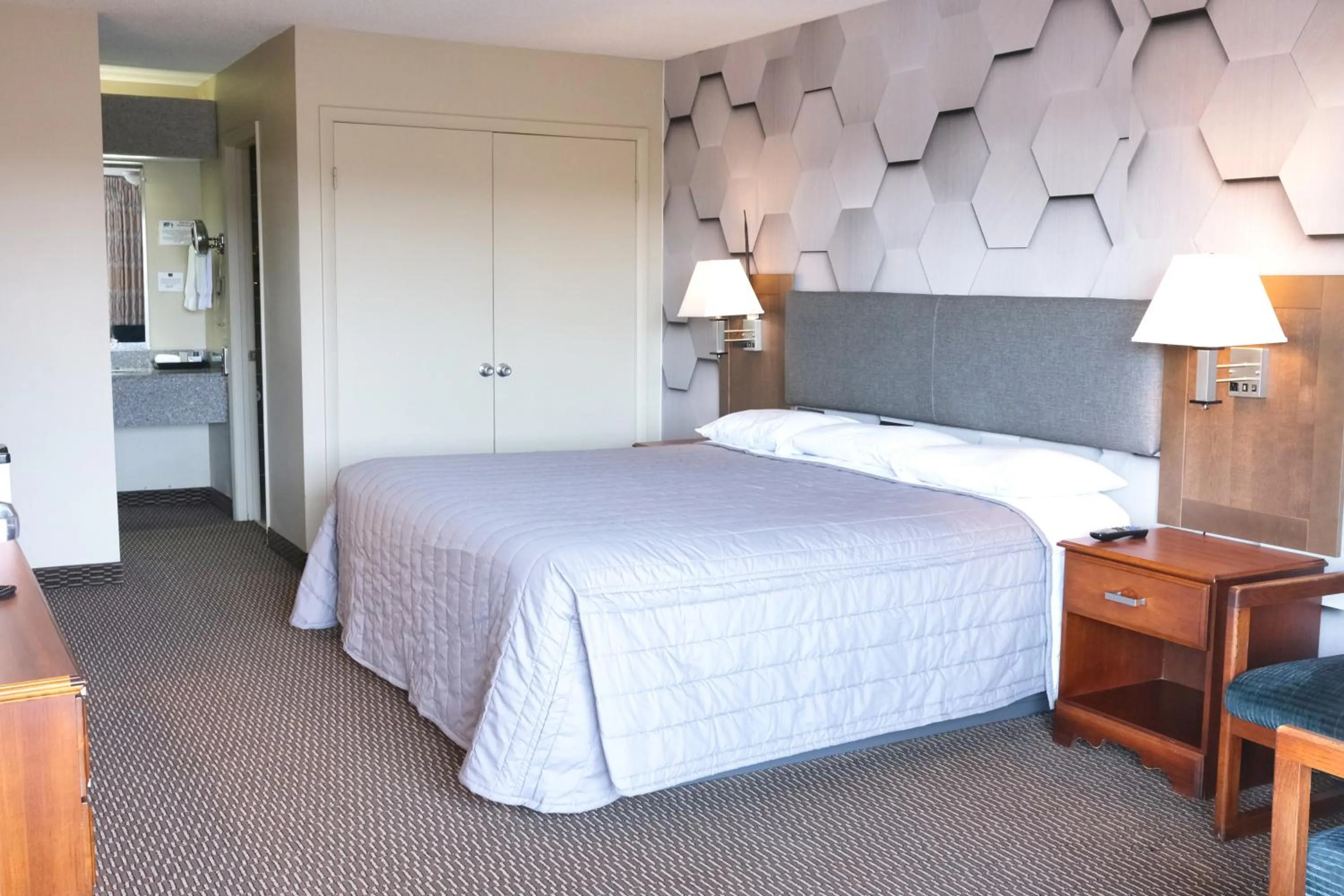 Bed in Regency Inn of Eddyville Kuttawa