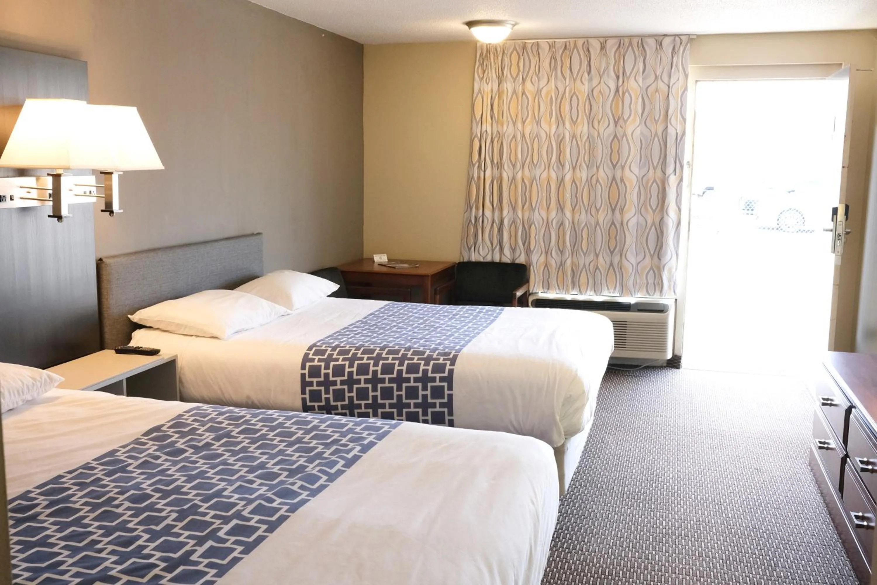 Bedroom, Bed in Regency Inn of Eddyville Kuttawa