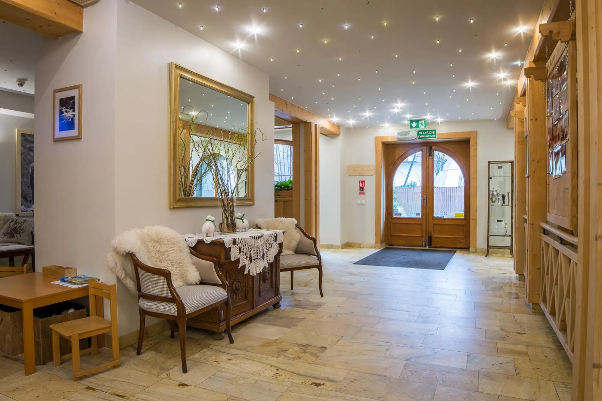 Lobby or reception in Hotel Nosalowy Dwór
