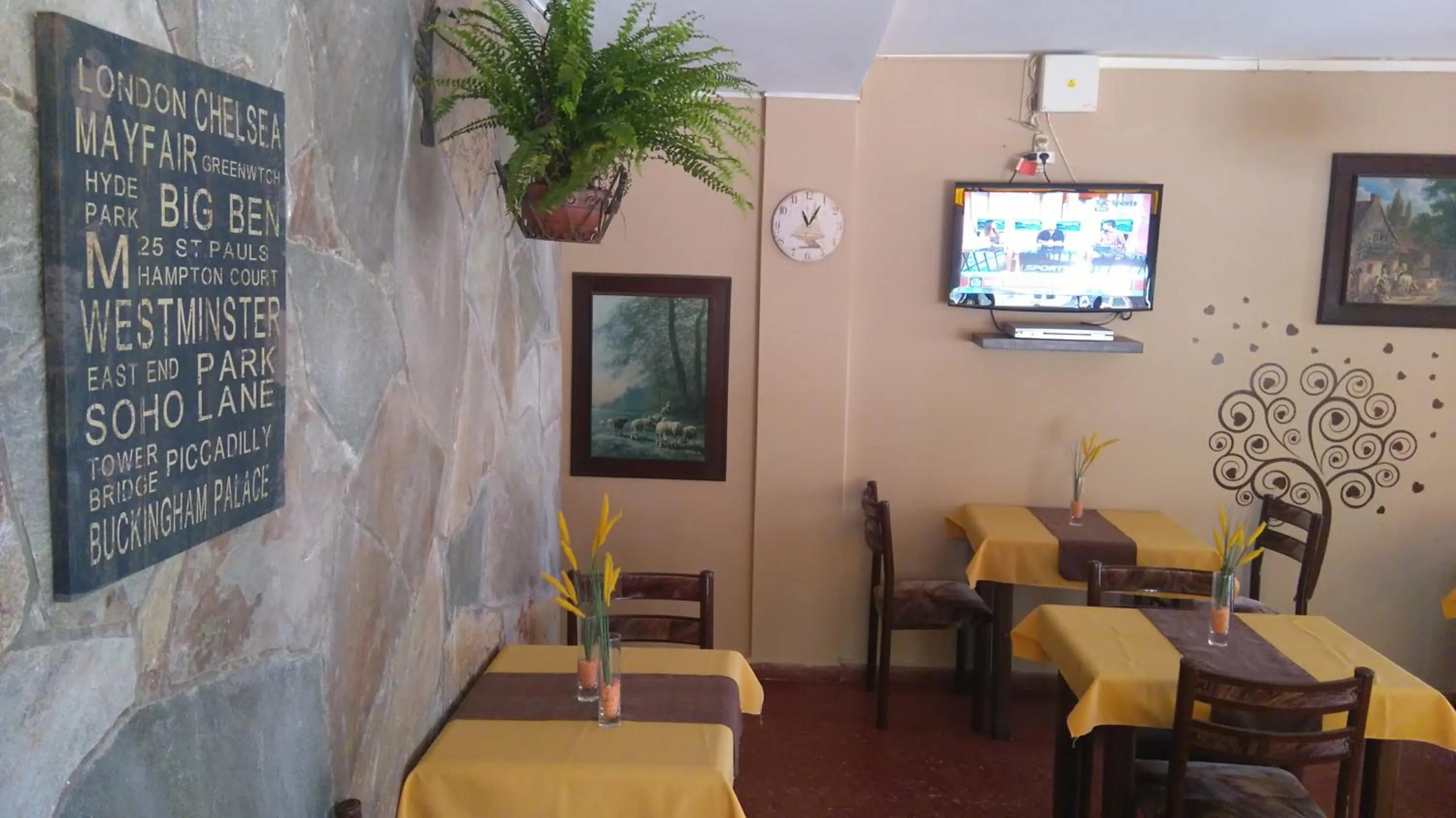 Restaurant/places to eat in Hotel Resi San Bernardo