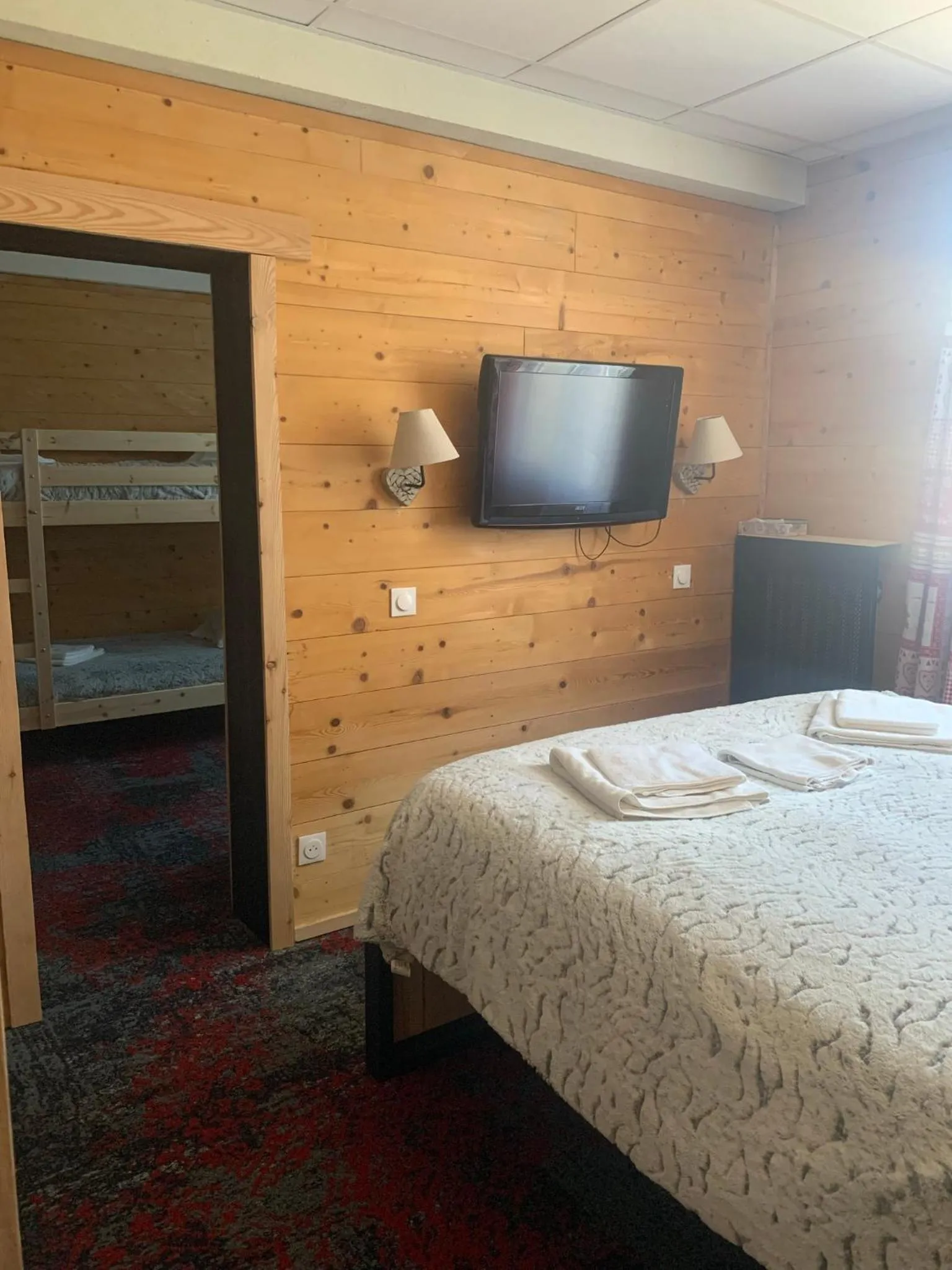 View (from property/room), Bed in Hôtel l'Équipe