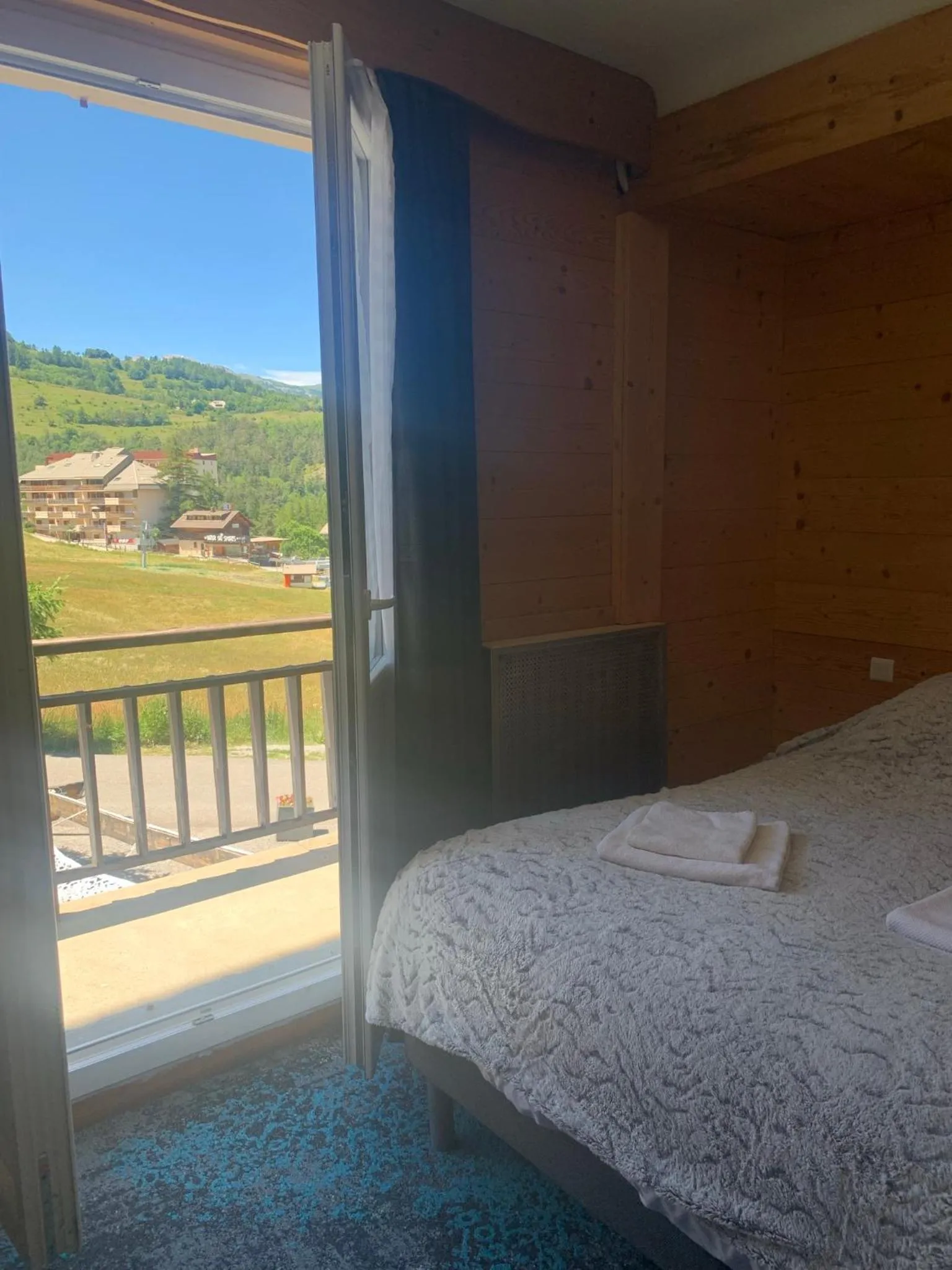 Mountain view, Bed in Hôtel l'Équipe