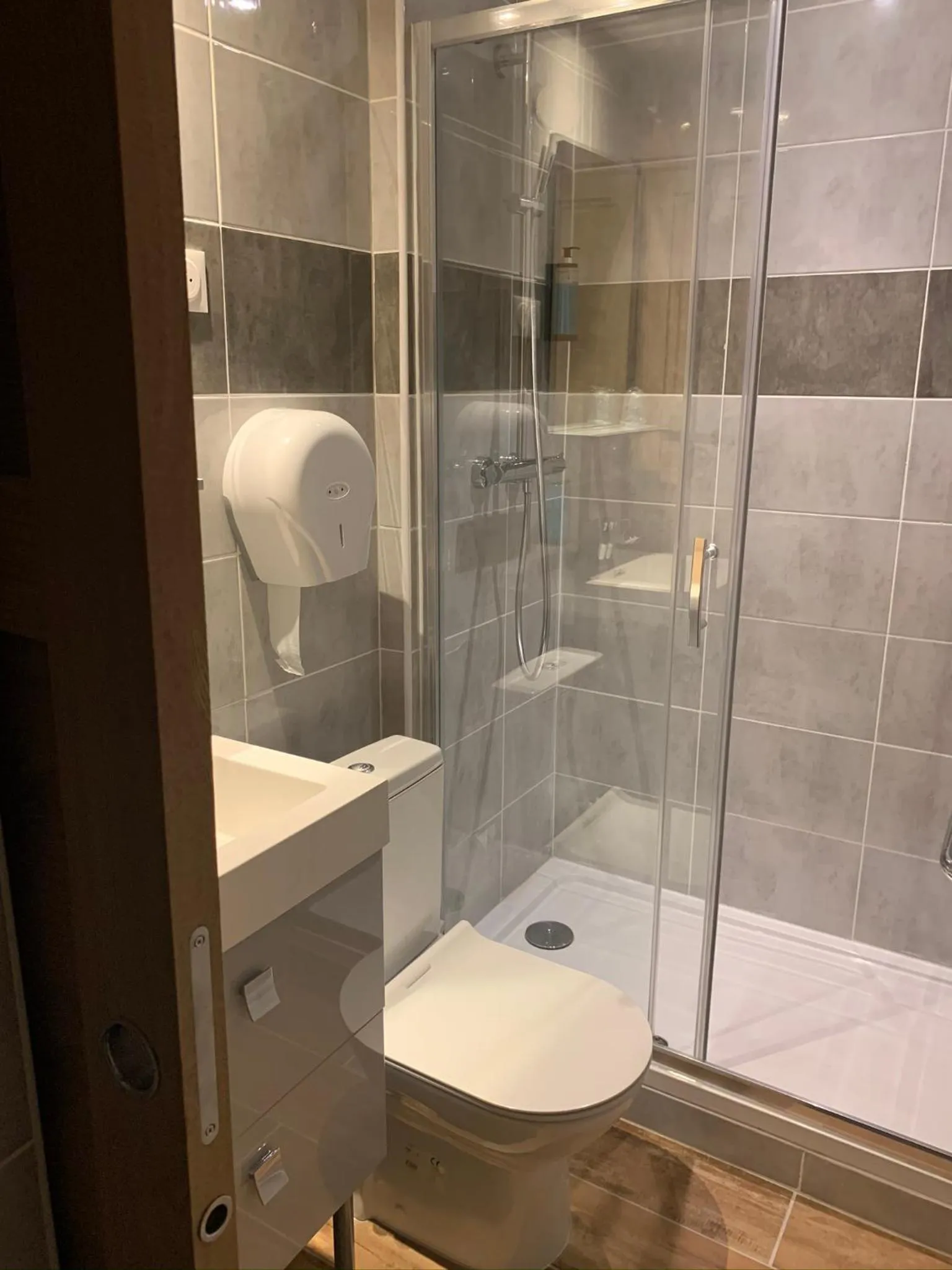 Bathroom in Hôtel l'Équipe