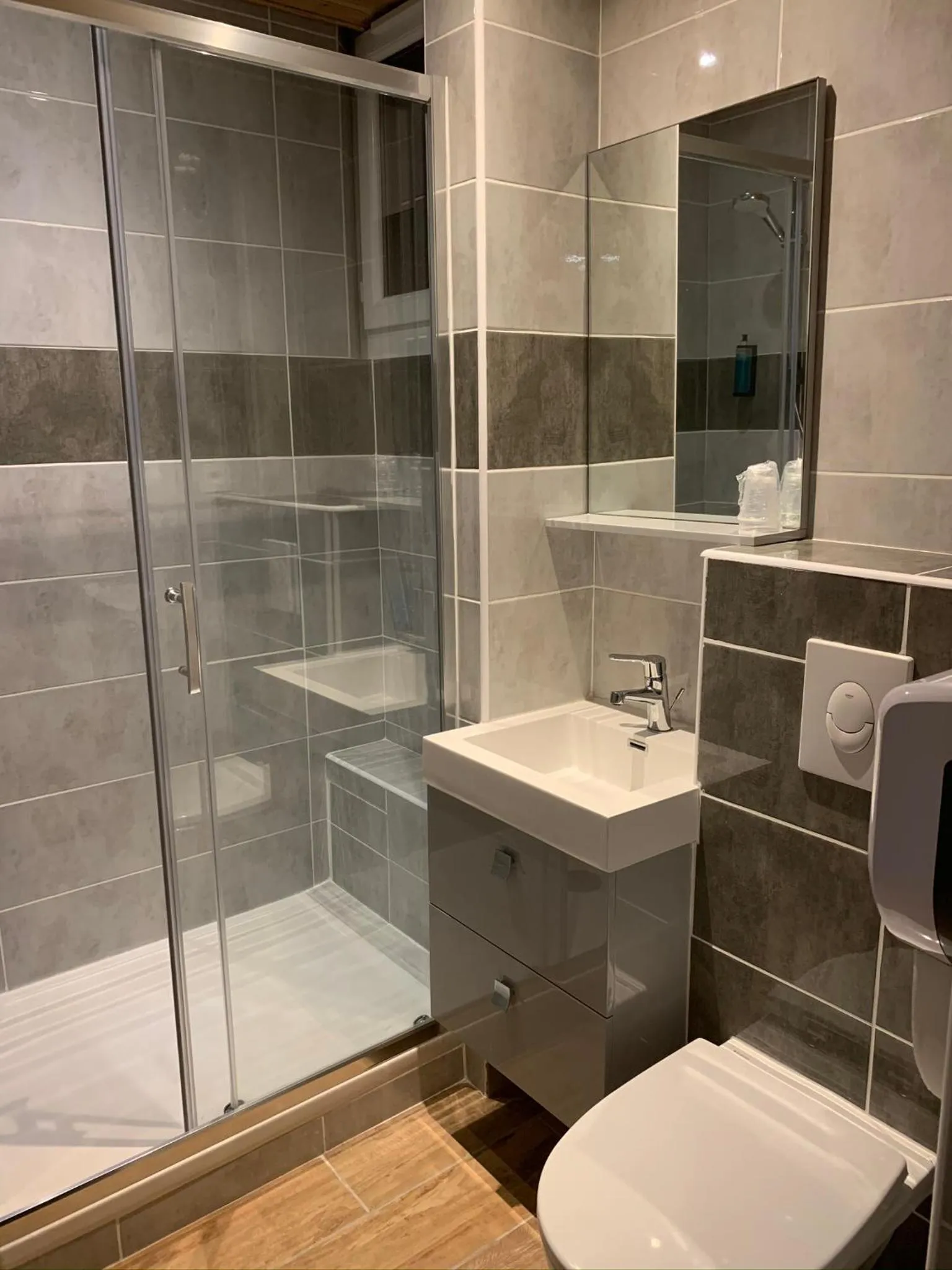 Bathroom in Hôtel l'Équipe