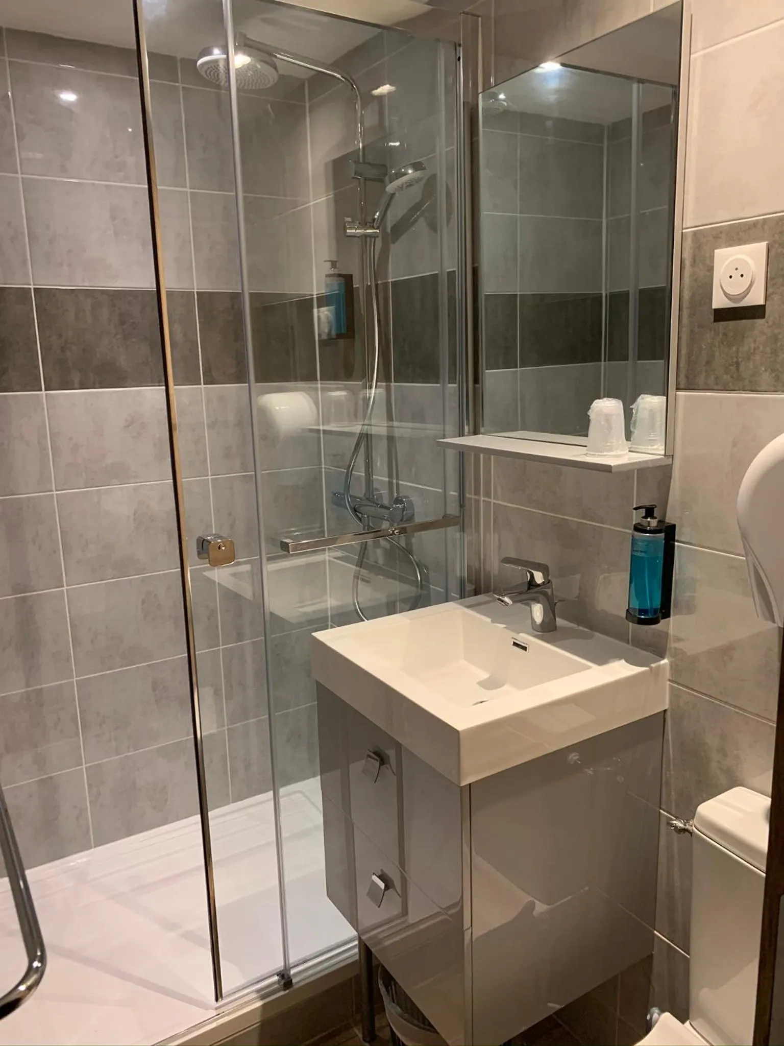 Bathroom in Hôtel l'Équipe