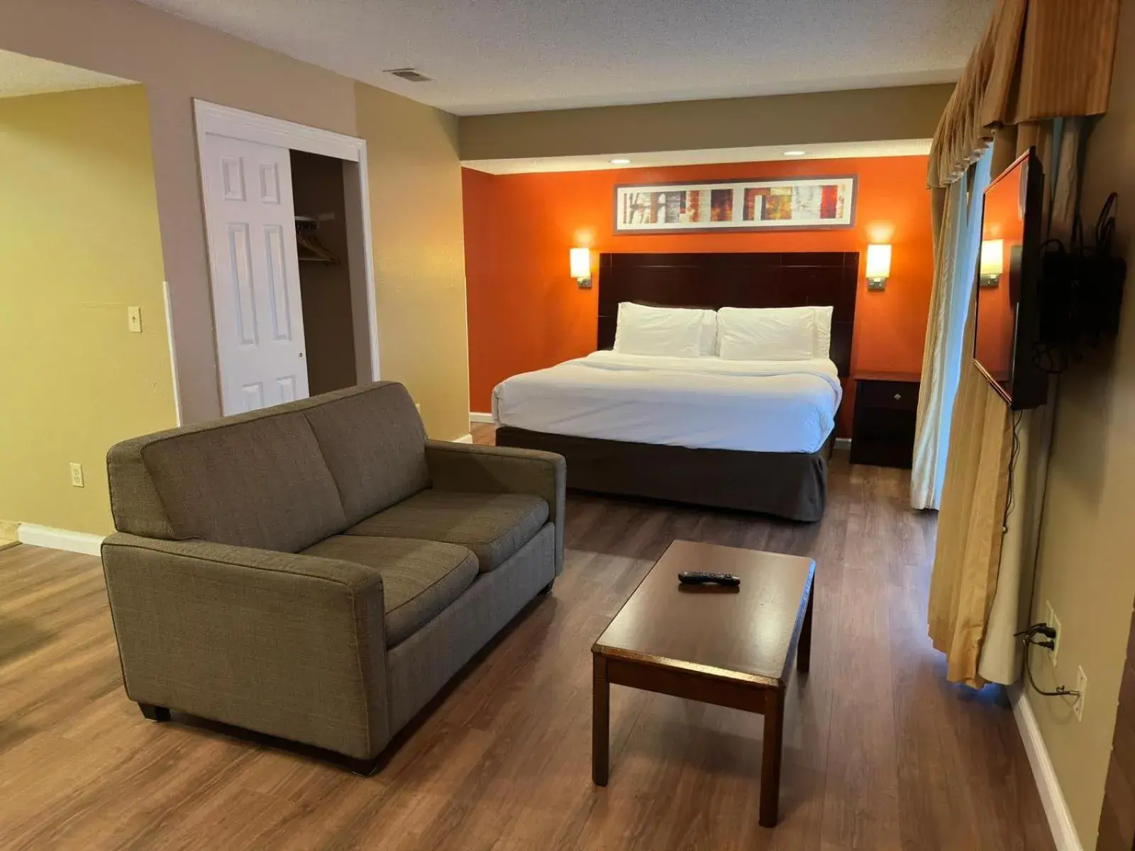 Communal lounge/ TV room, Bed in Hawthorn Extended Stay by Wyndham Wichita Communal lounge/ TV room, Bed in Hawthorn Extended Stay by Wyndham Wichita
