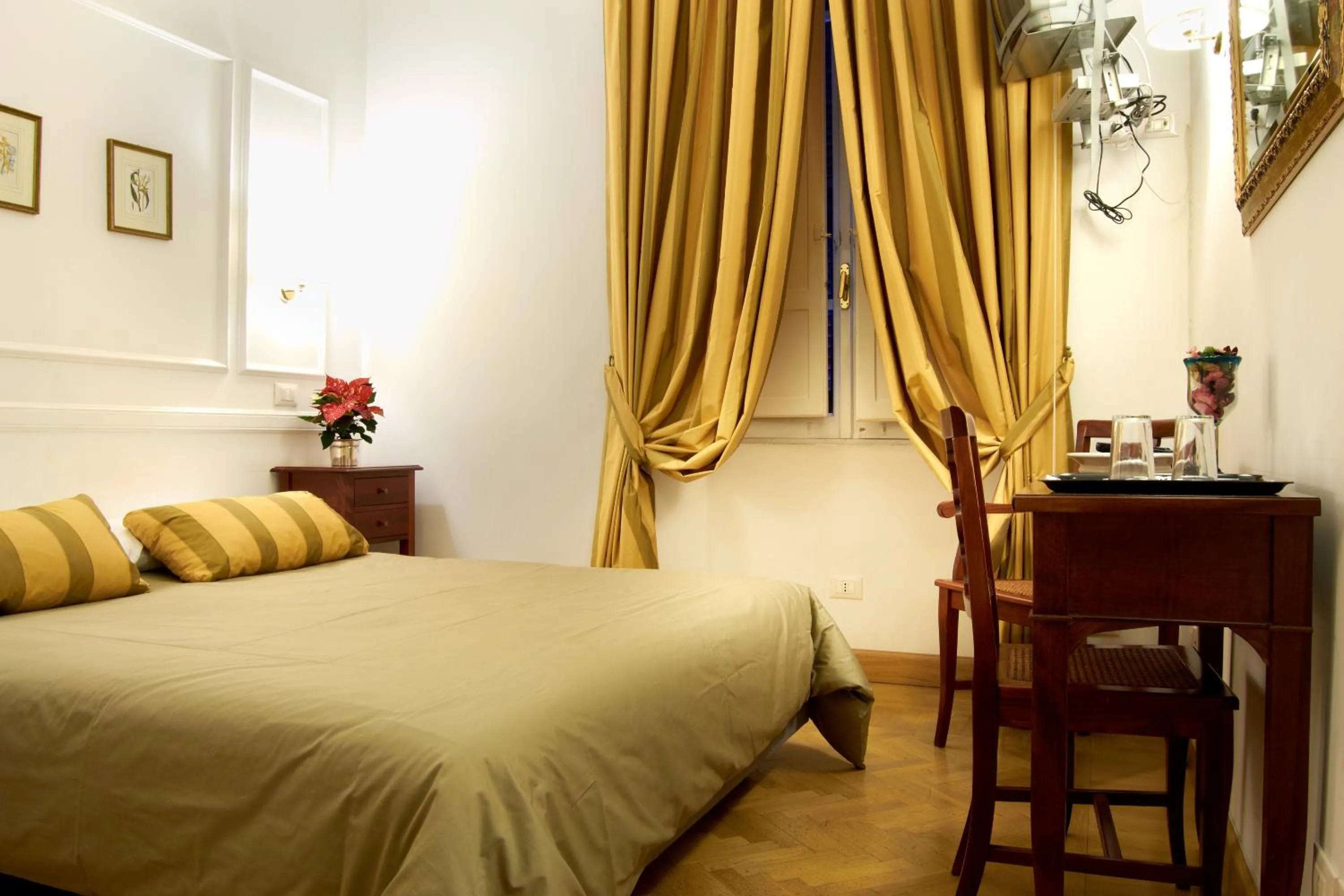 Photo of the whole room, Bed in Domus Mazzini