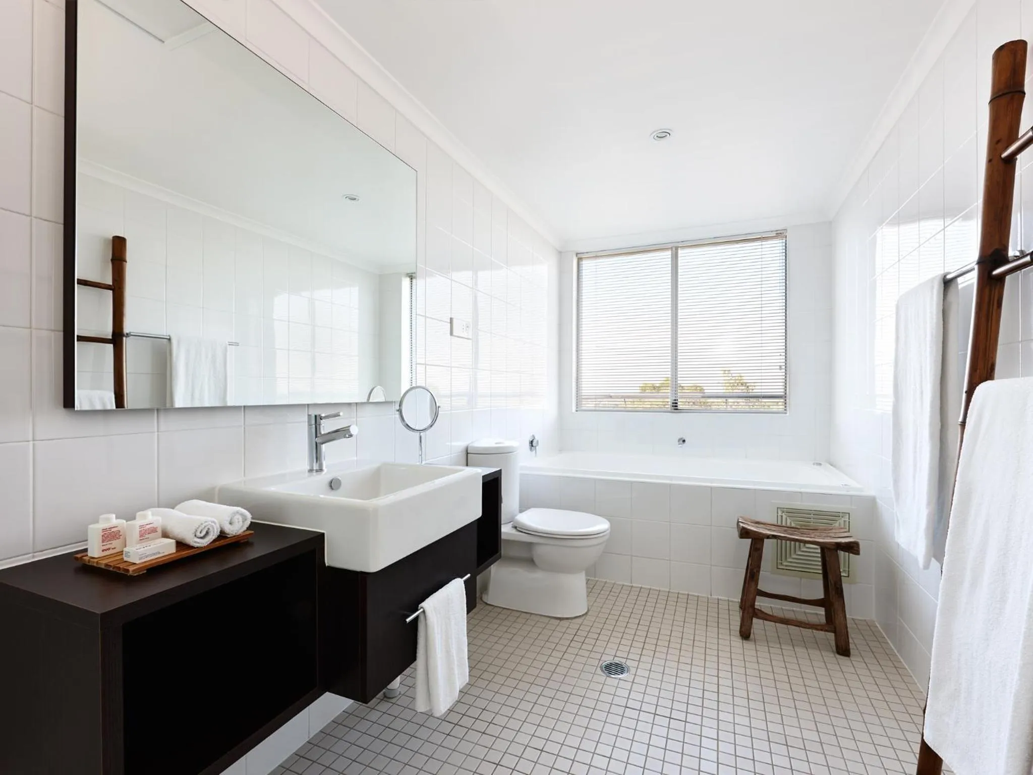 Bathroom, Bed in Hotel Urban St Leonards