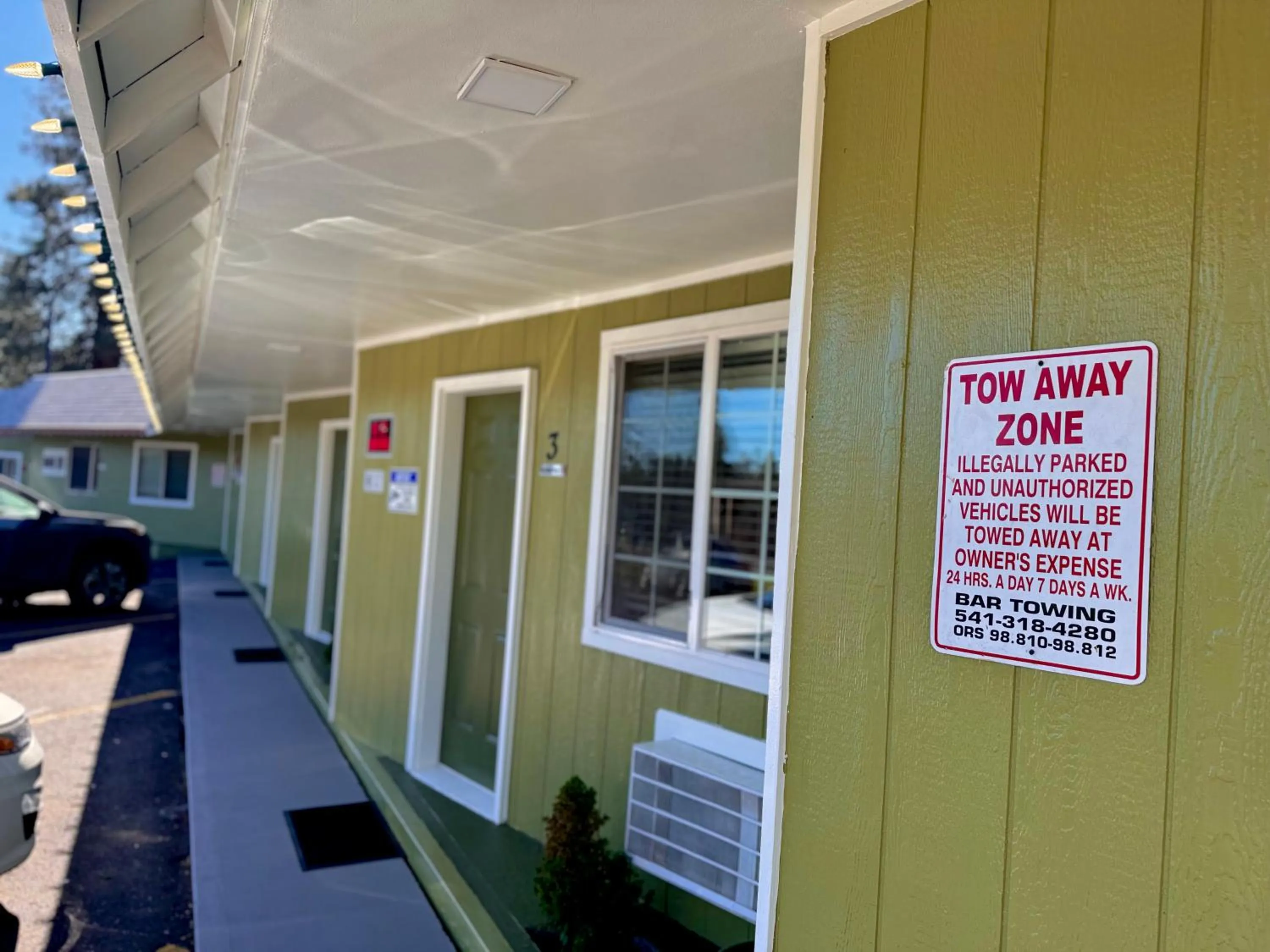 Property building in Chalet Motel - Affordable Stay in Central Bend