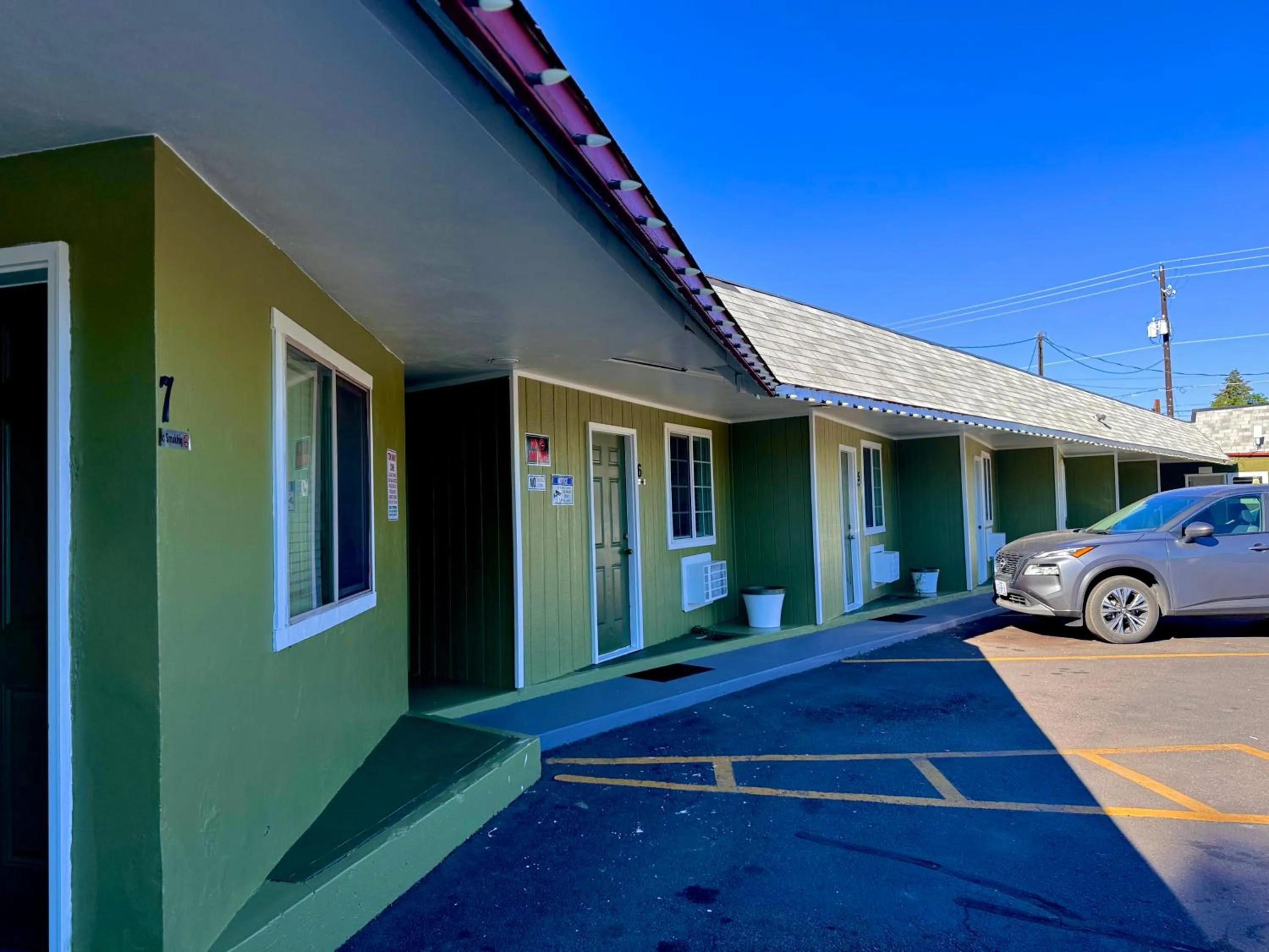 Property building in Chalet Motel - Affordable Stay in Central Bend