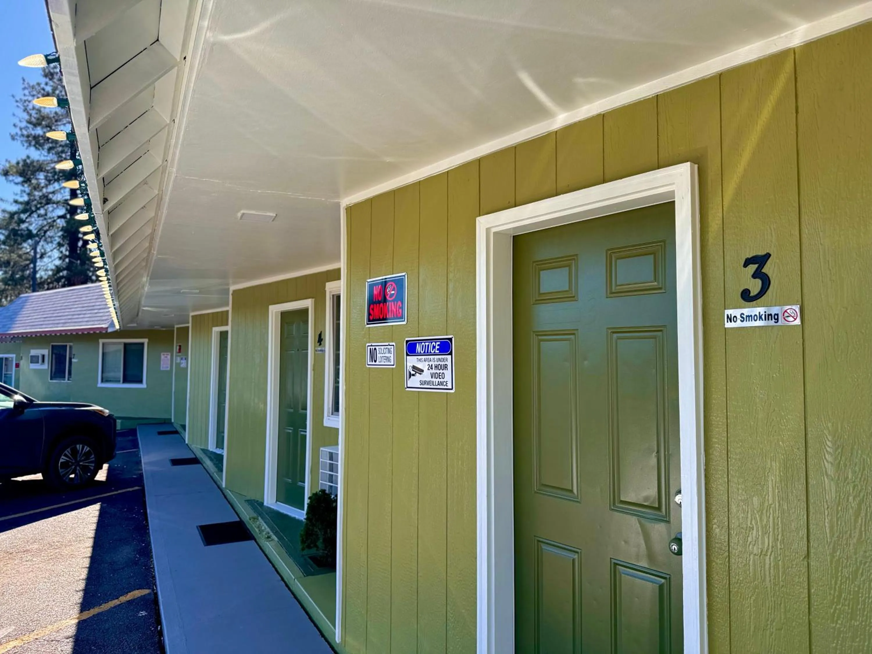 Property building in Chalet Motel - Affordable Stay in Central Bend