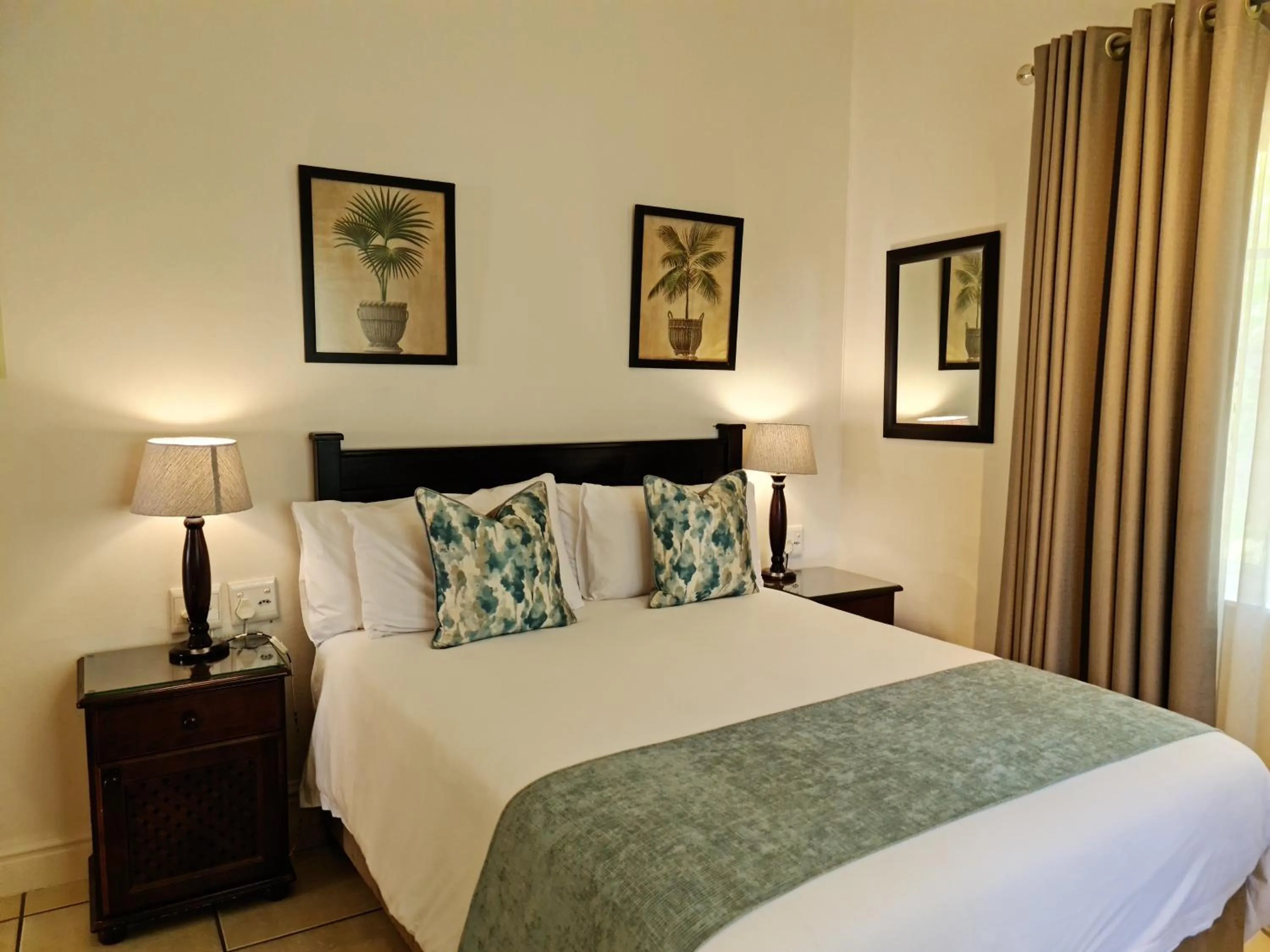 Bed in Peaches & Cream Bed & Breakfast