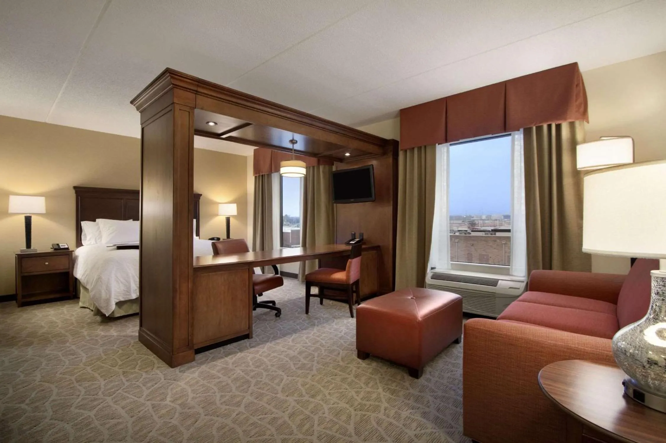 Living room, Bed in Hampton Inn & Suites Charles Town