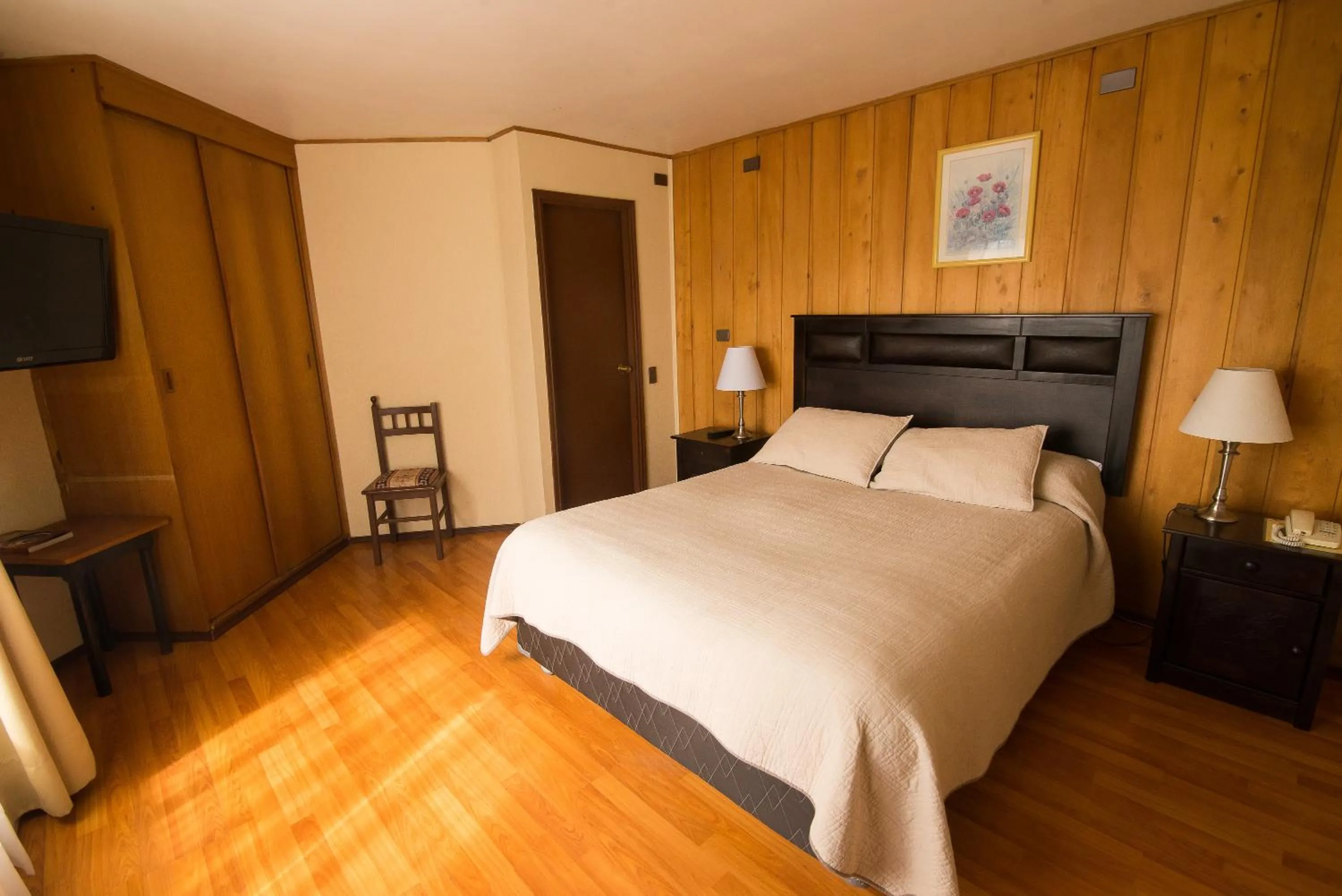 Bedroom, Bed in Hotel y cabañas Terrazas del Lago