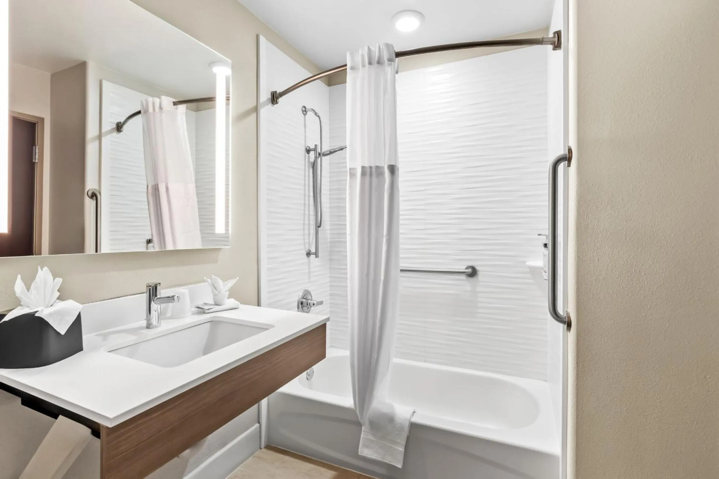 Bath in Holiday Inn Express and Suites Hotel - Pauls Valley by IHG