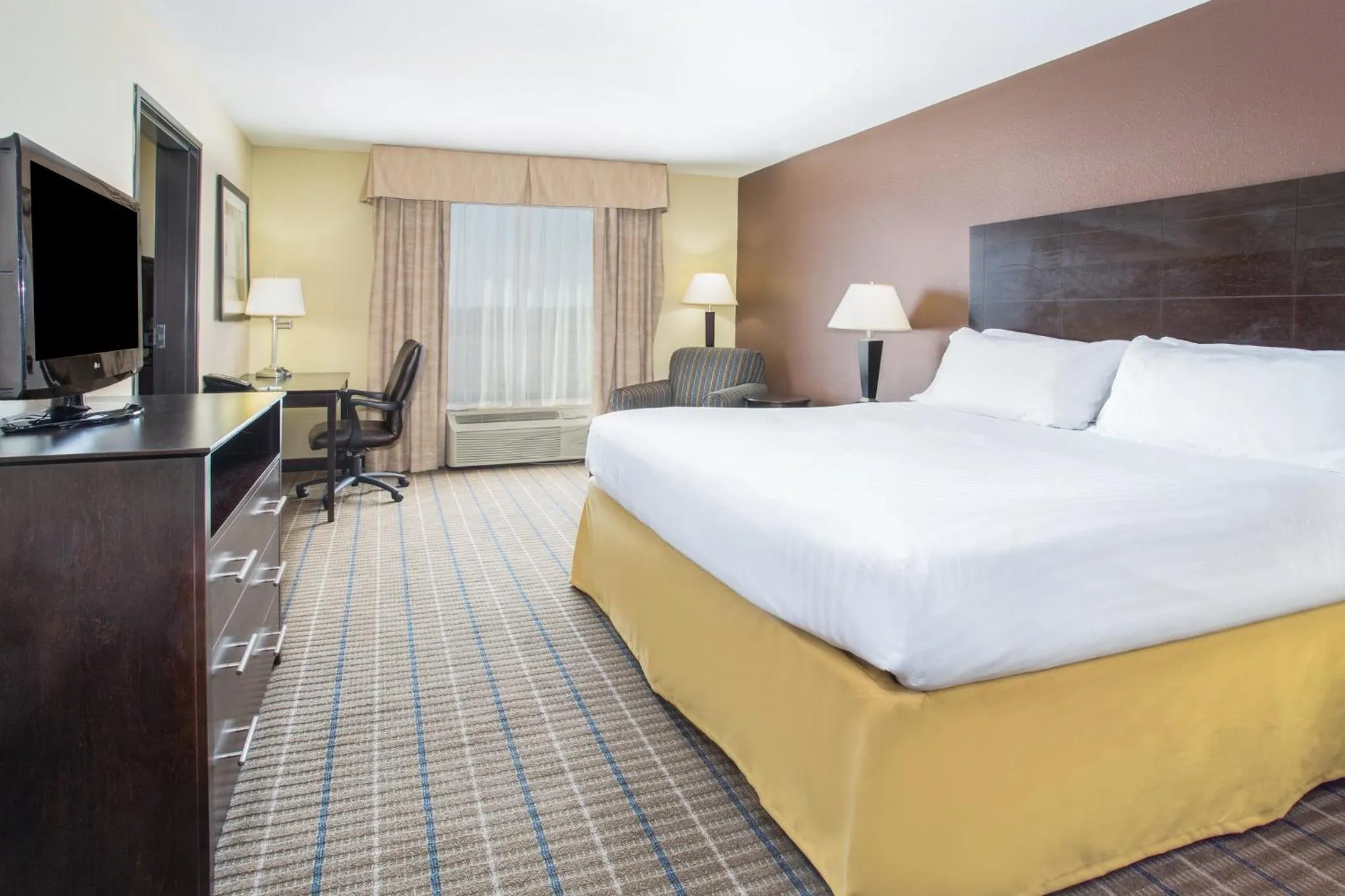 Photo of the whole room, Bed in Holiday Inn Express and Suites Hotel - Pauls Valley by IHG