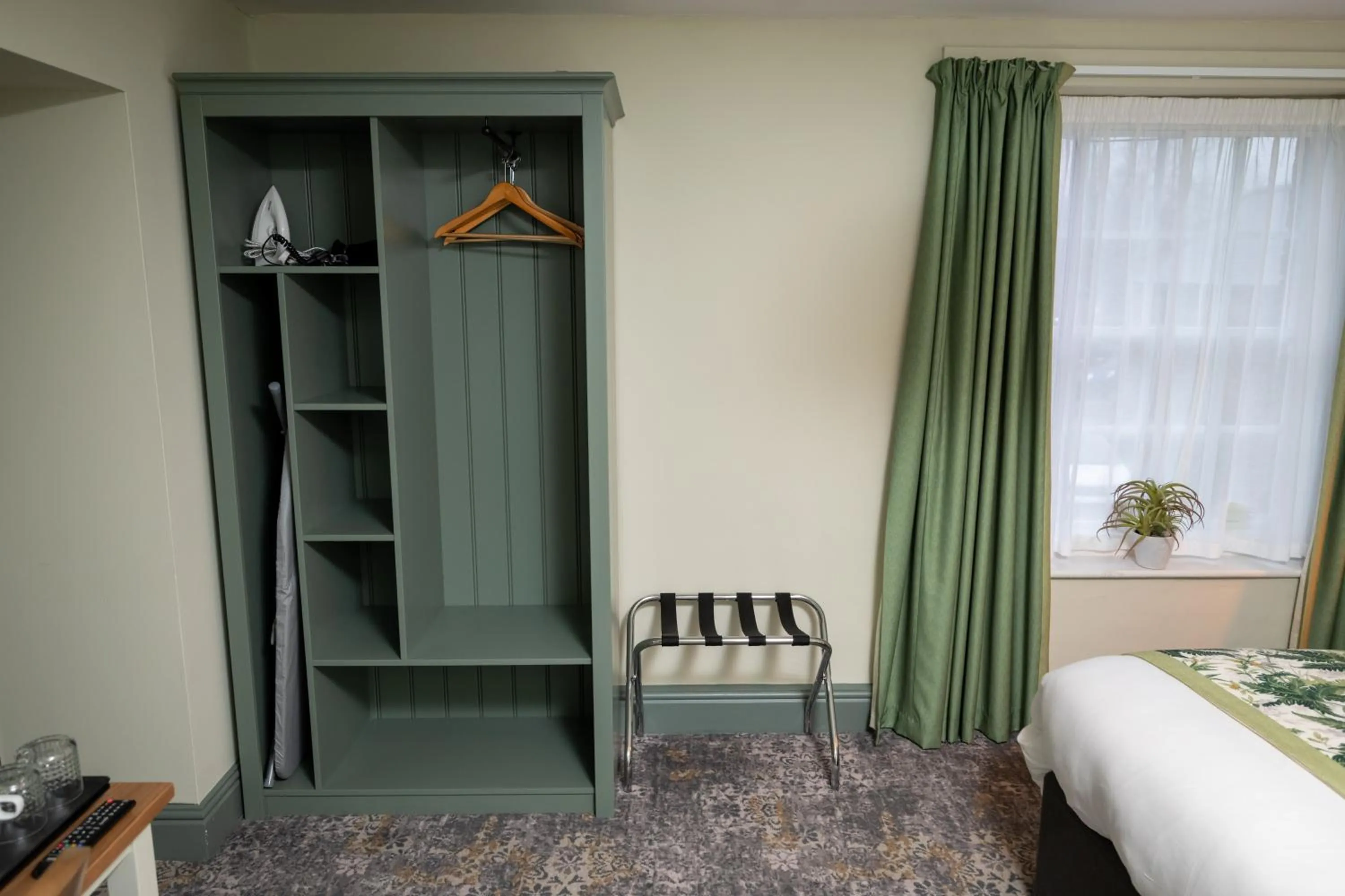 wardrobe, Bed in Rockingham Arms By Greene King Inns