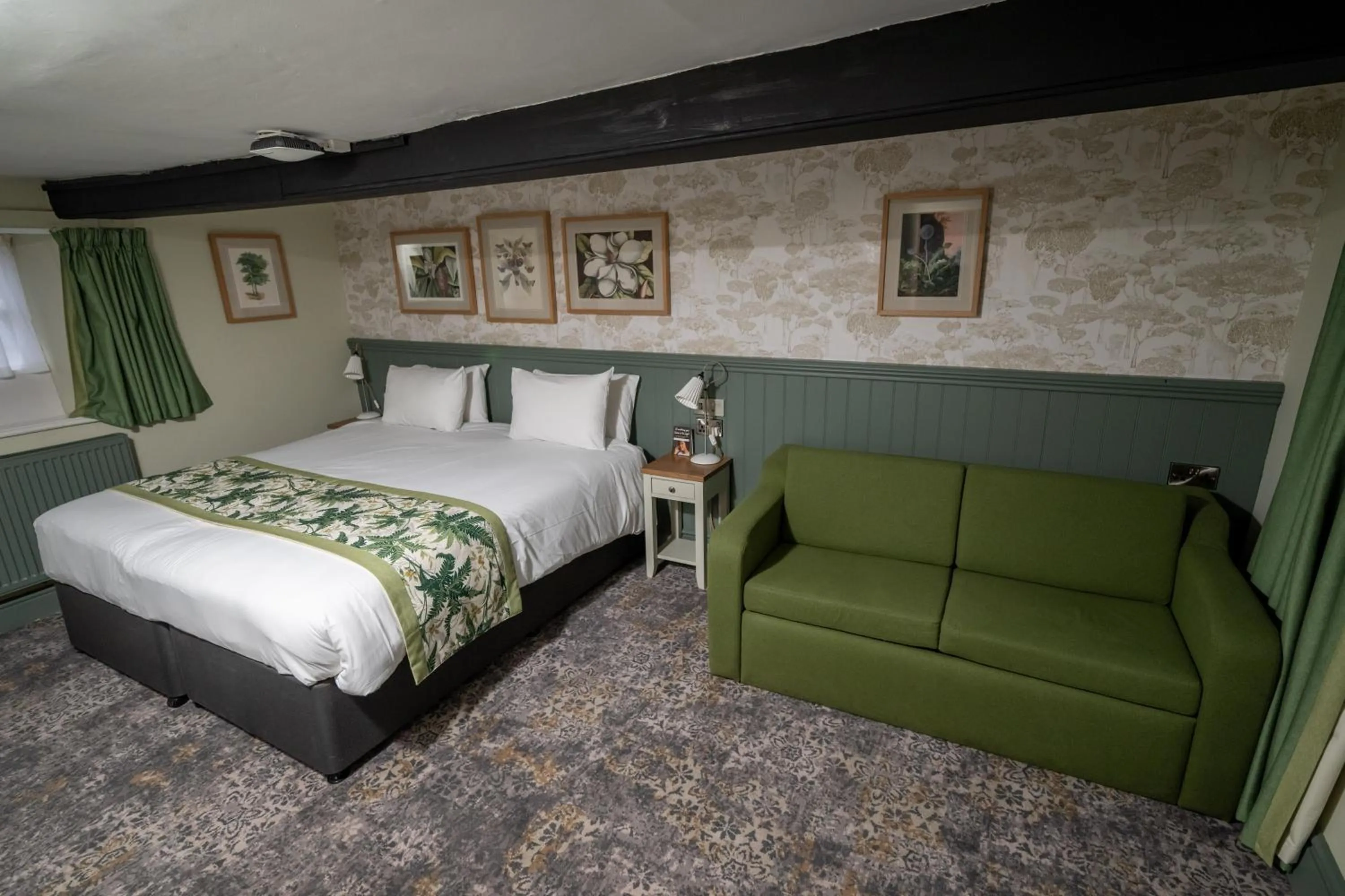 Bedroom, Bed in Rockingham Arms By Greene King Inns