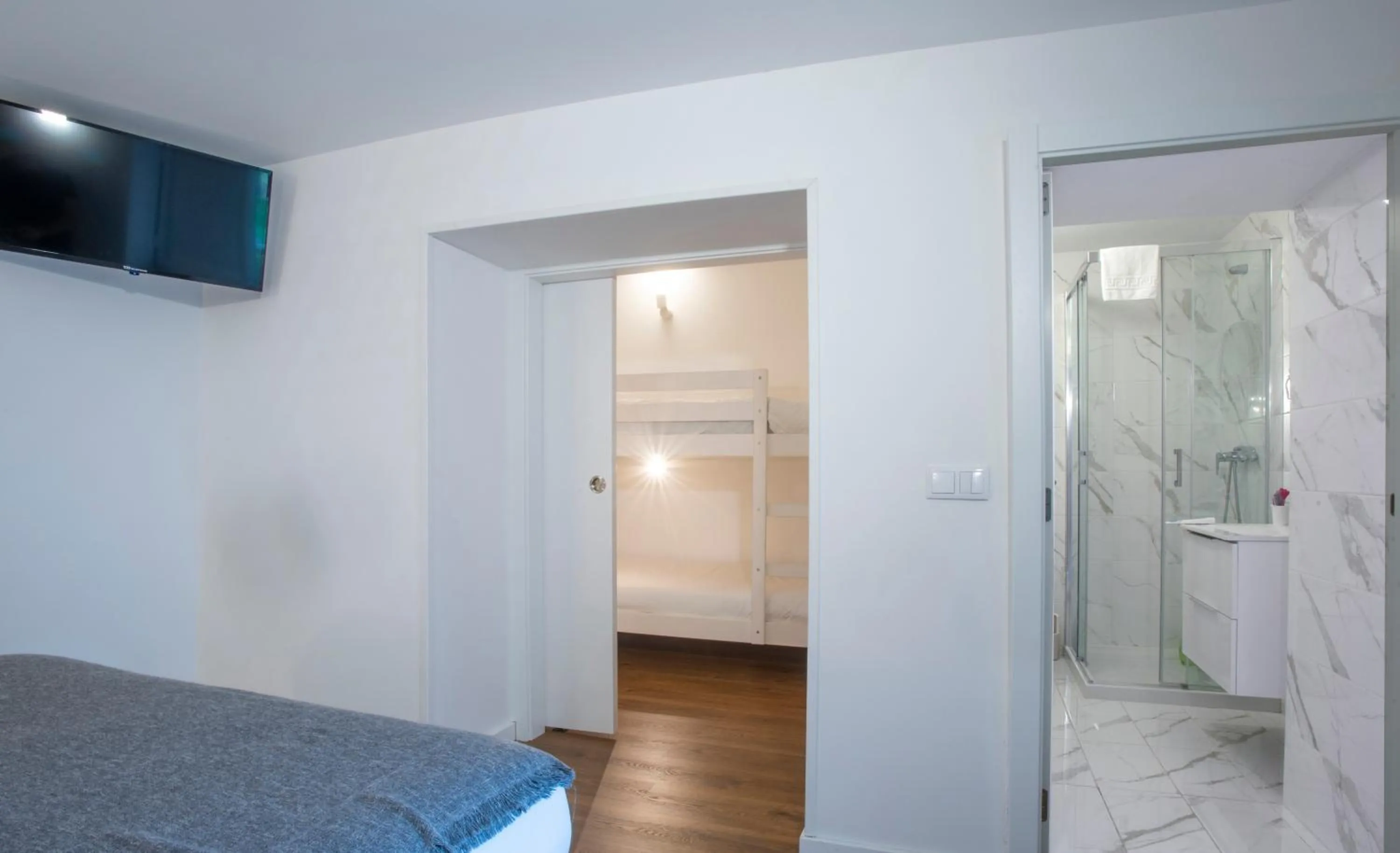 Shower, Bed in Hotel Rural Solar das Arcadas