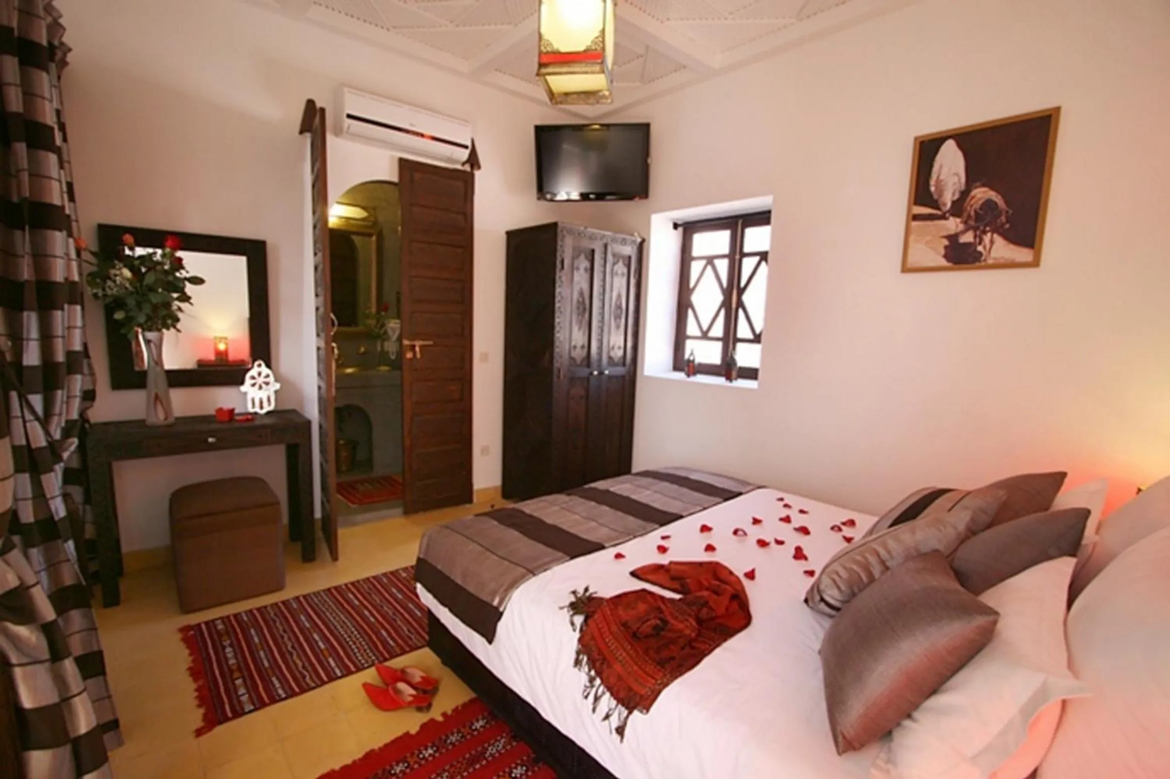 Photo of the whole room, Bed in Riad Shaloma