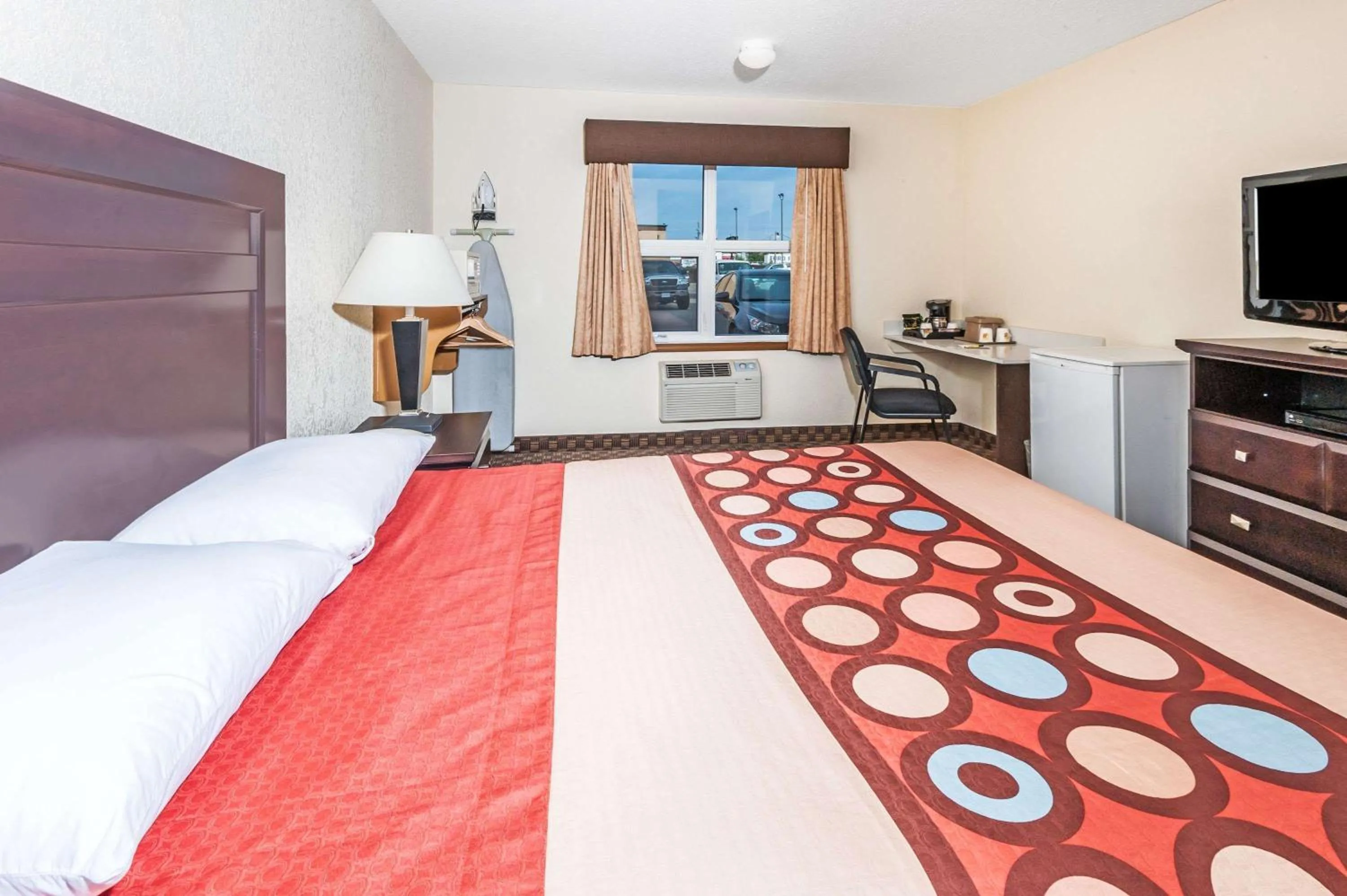 Photo of the whole room, Bed in Super 8 by Wyndham Calgary/Airport