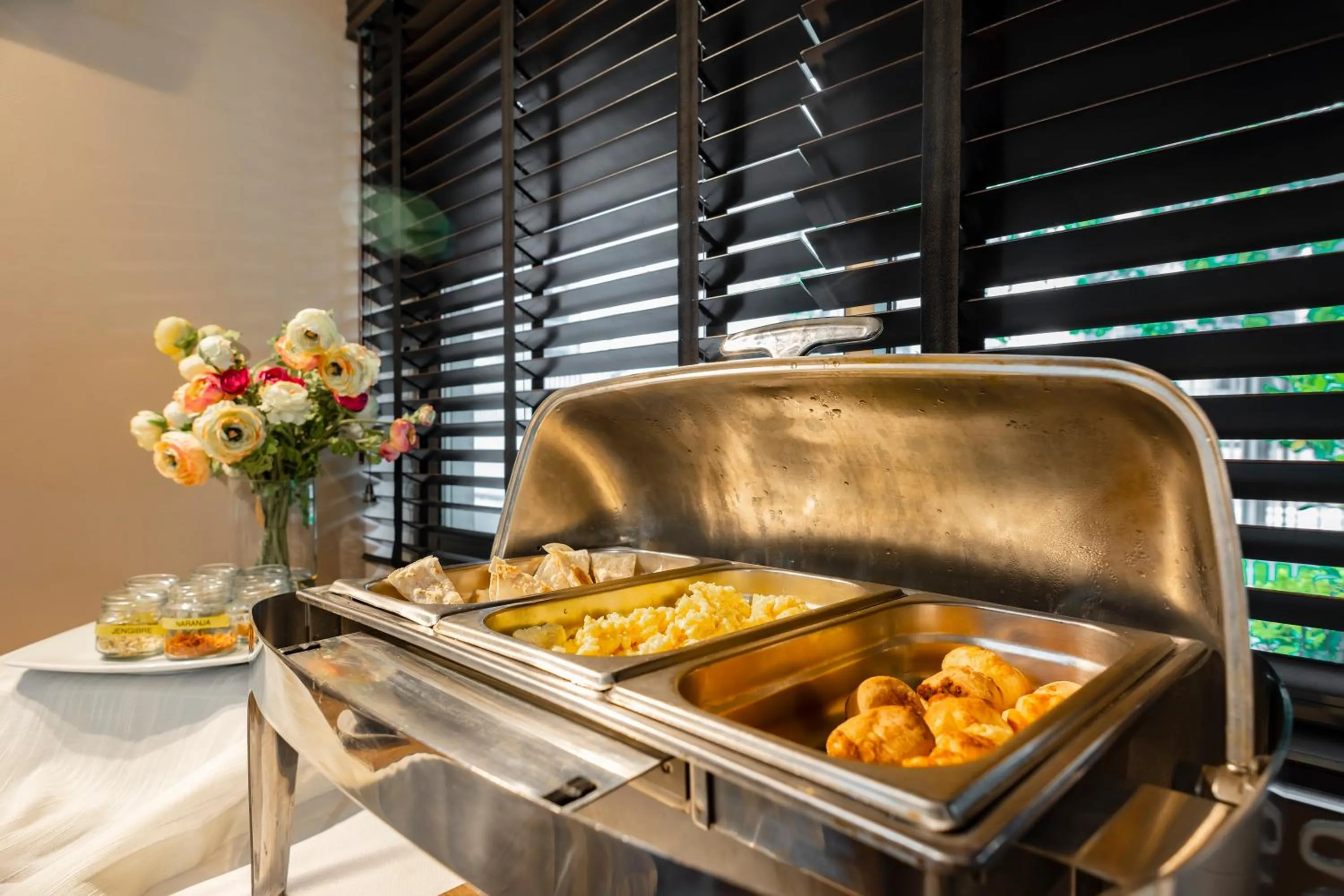 Buffet breakfast in Hotel Los Españoles Plus