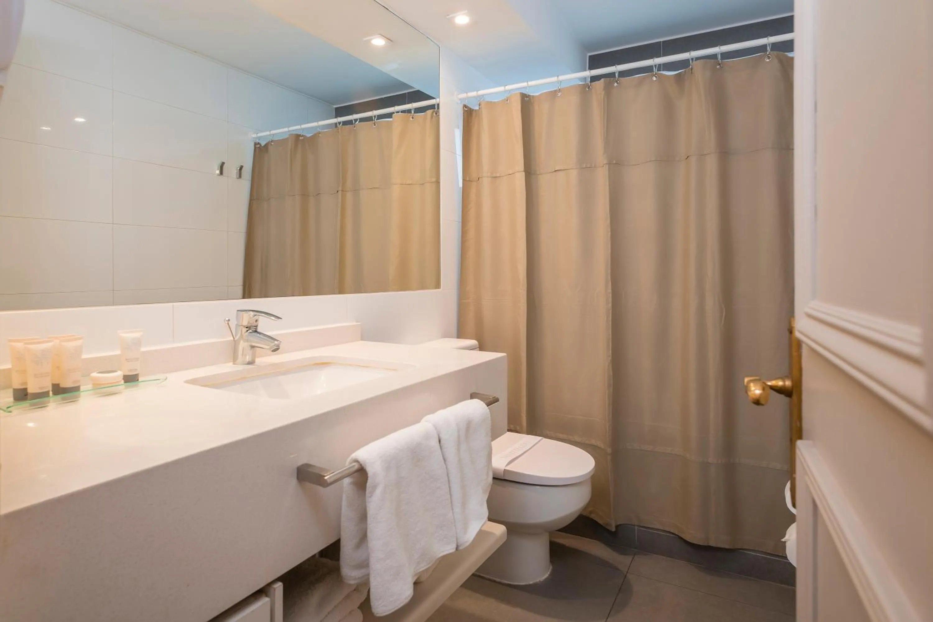 Bathroom in Hotel Los Españoles Plus