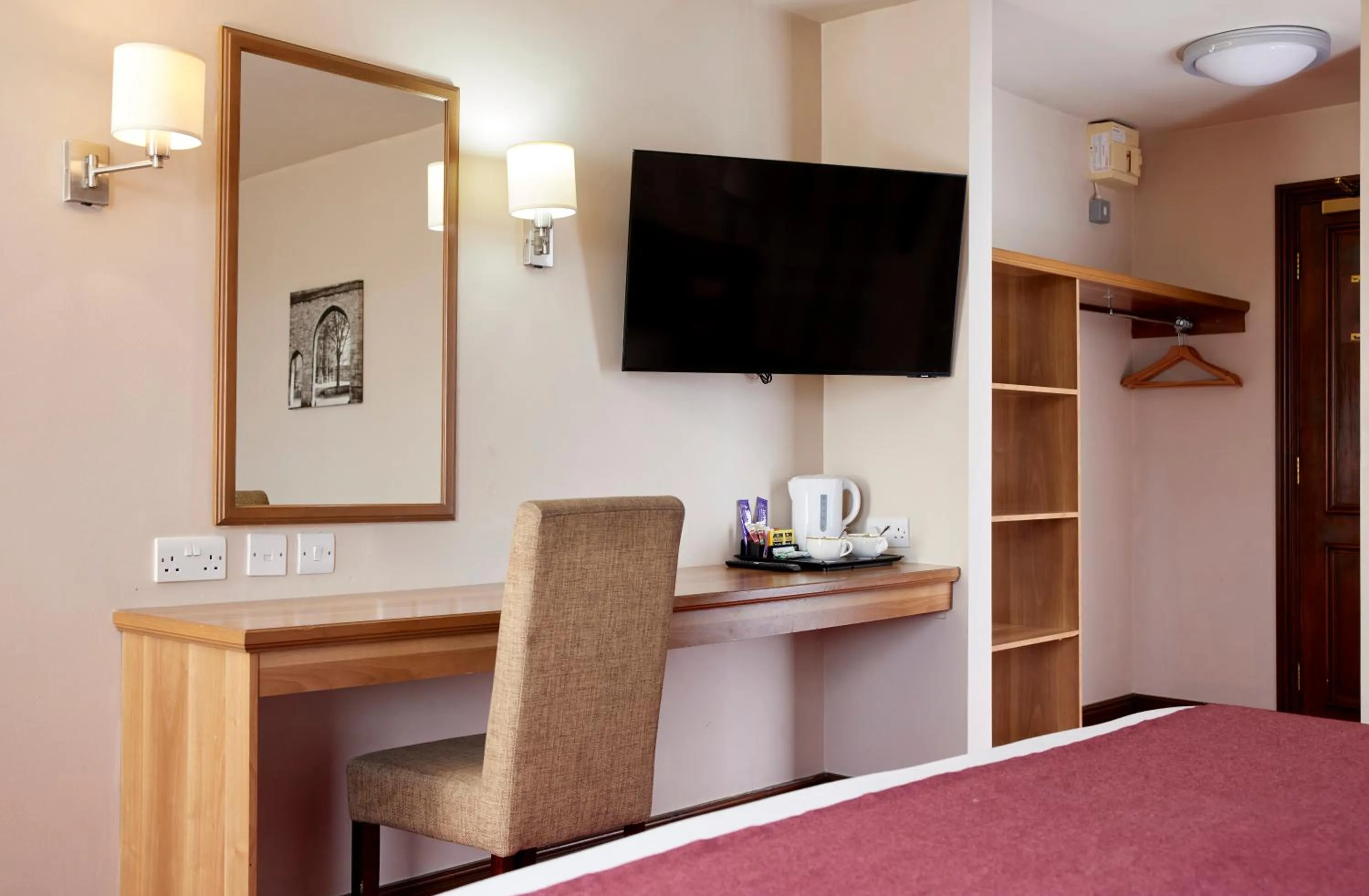 Bedroom, Bed in Windmill Farm Lincoln by Greene King Inns
