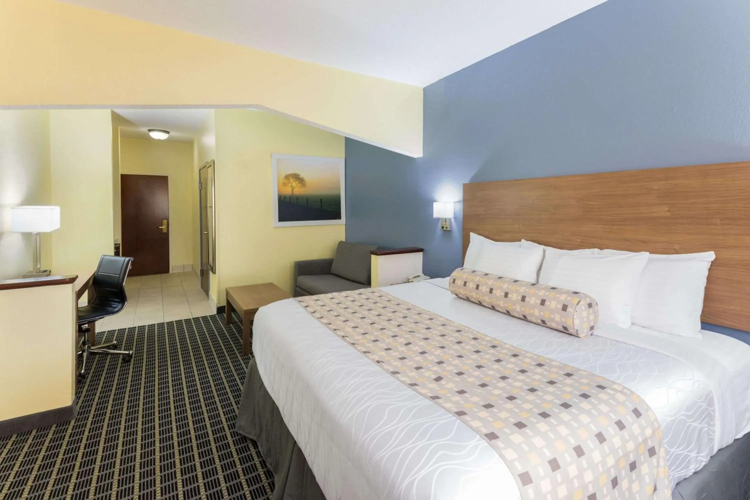 Photo of the whole room, Bed in Days Inn & Suites by Wyndham Union City Photo of the whole room, Bed in Days Inn & Suites by Wyndham Union City