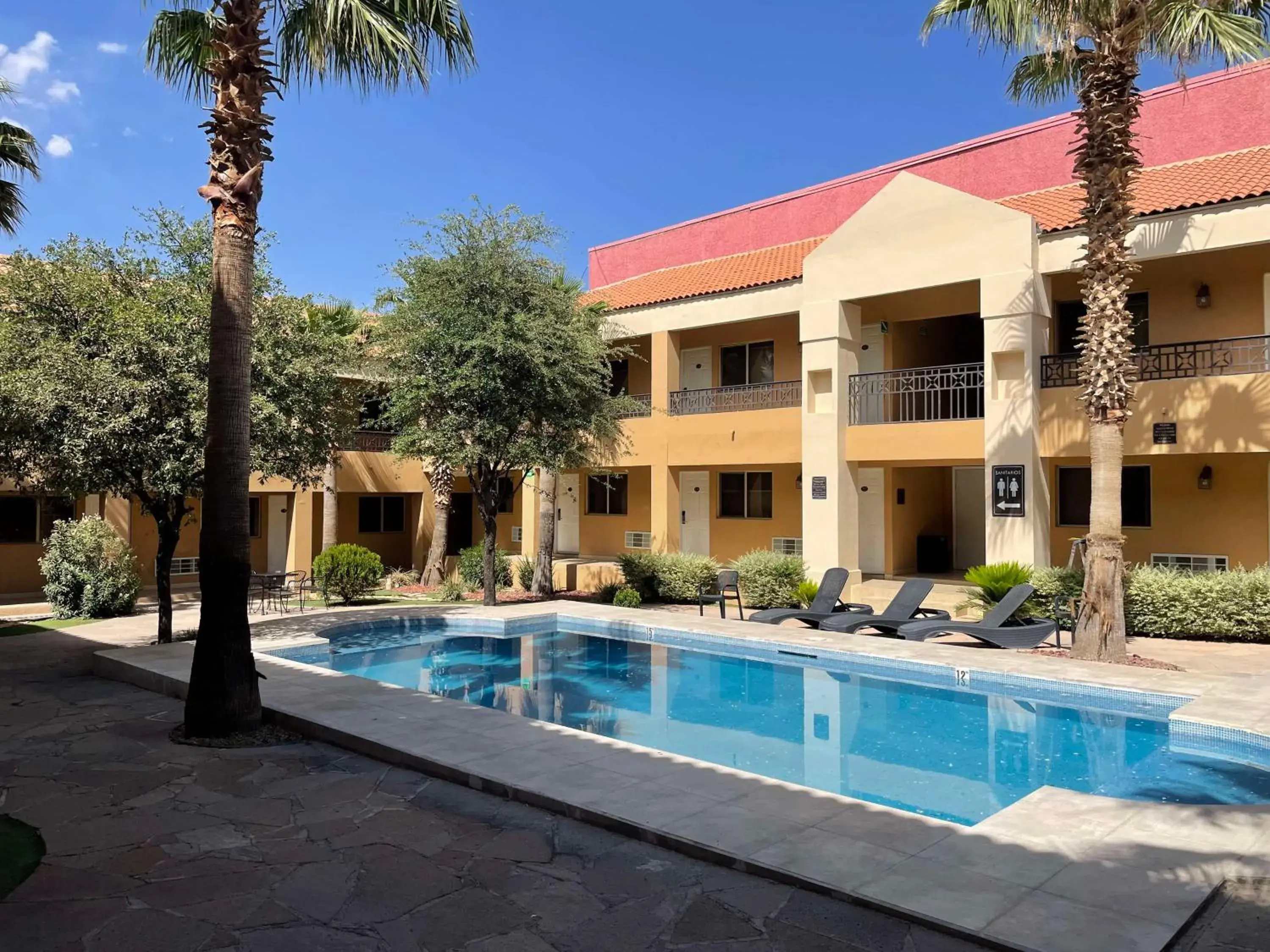 Pool view in Best Western Plus Chihuahua Aeropuerto Pool view in Best Western Plus Chihuahua Aeropuerto