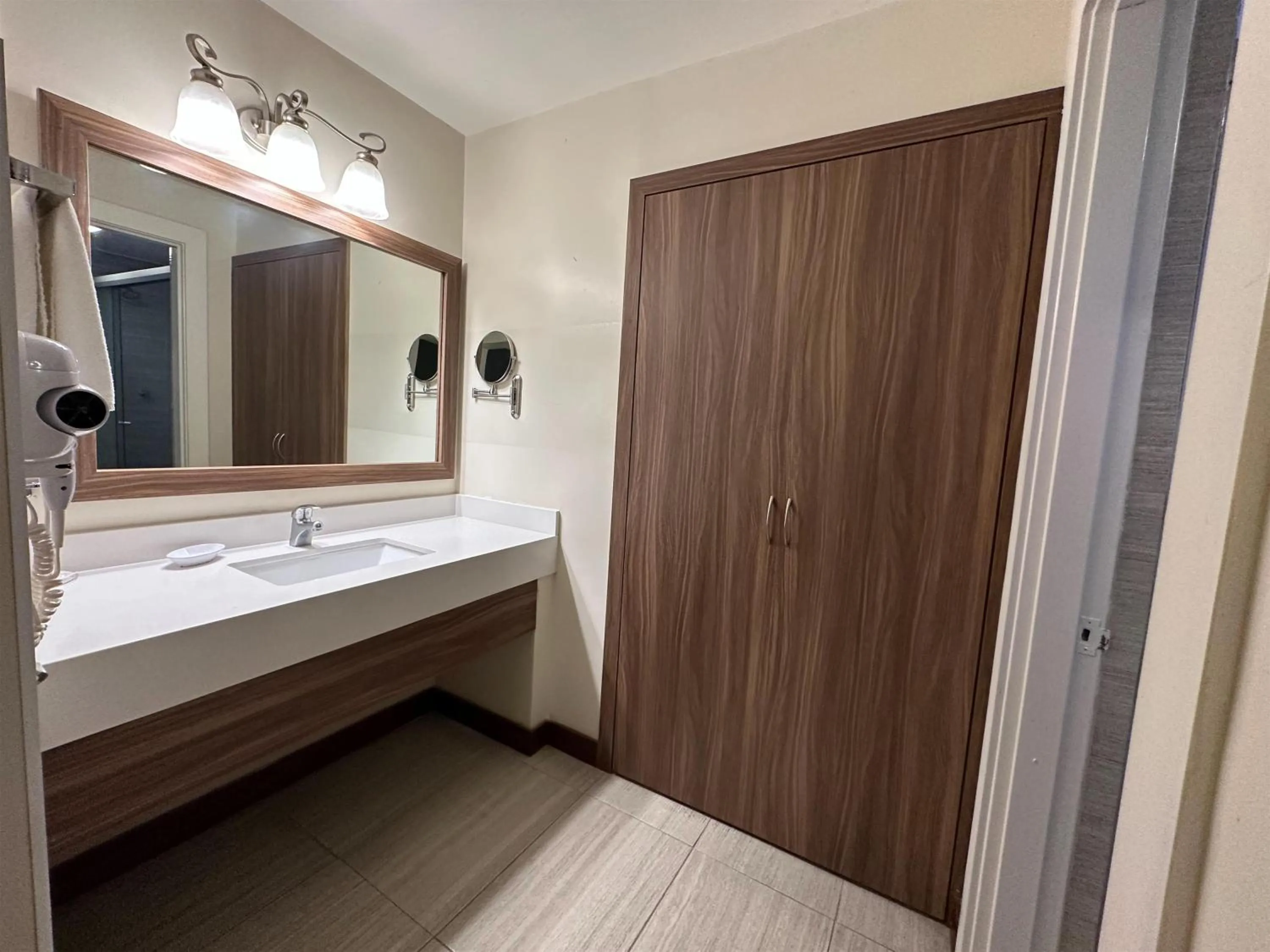 Bathroom, Bed in Best Western Plus Chihuahua Aeropuerto