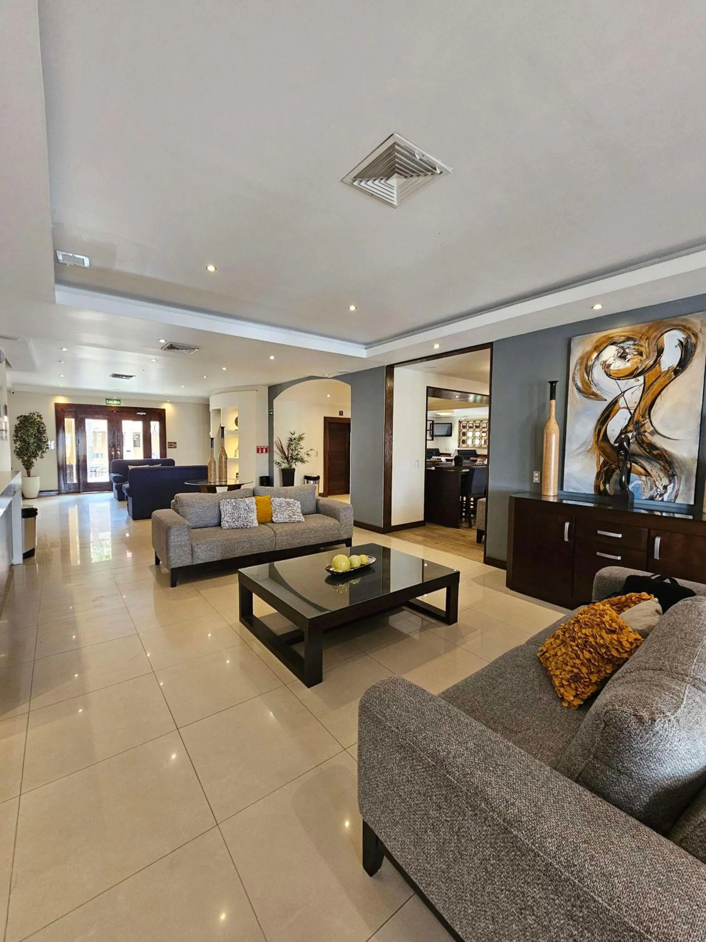 Lobby or reception in Best Western Plus Chihuahua Aeropuerto