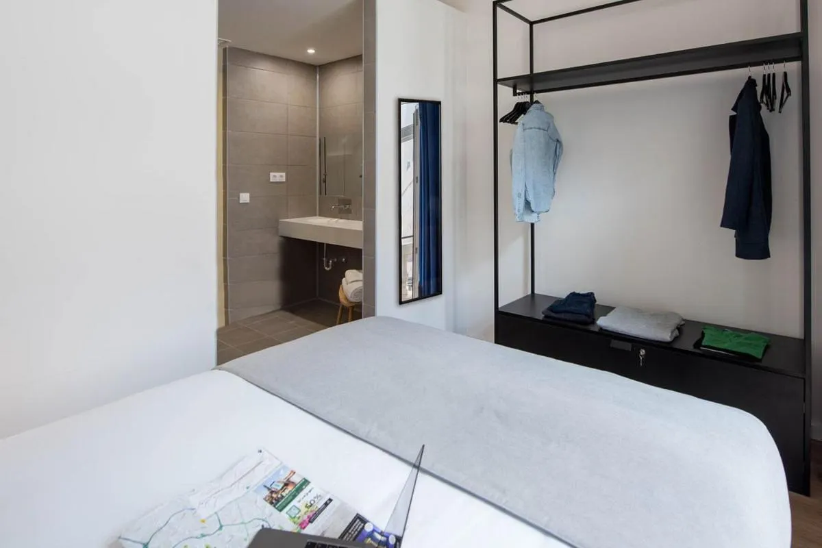 Bathroom, Bed in room00 Gran Vía Hostel