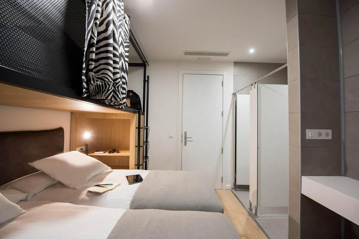 Bedroom, Bed in room00 Gran Vía Hostel