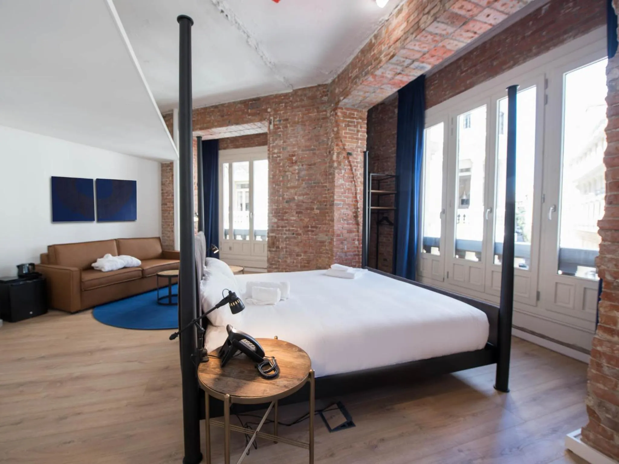 Bathroom, Bed in room00 Gran Vía Hostel