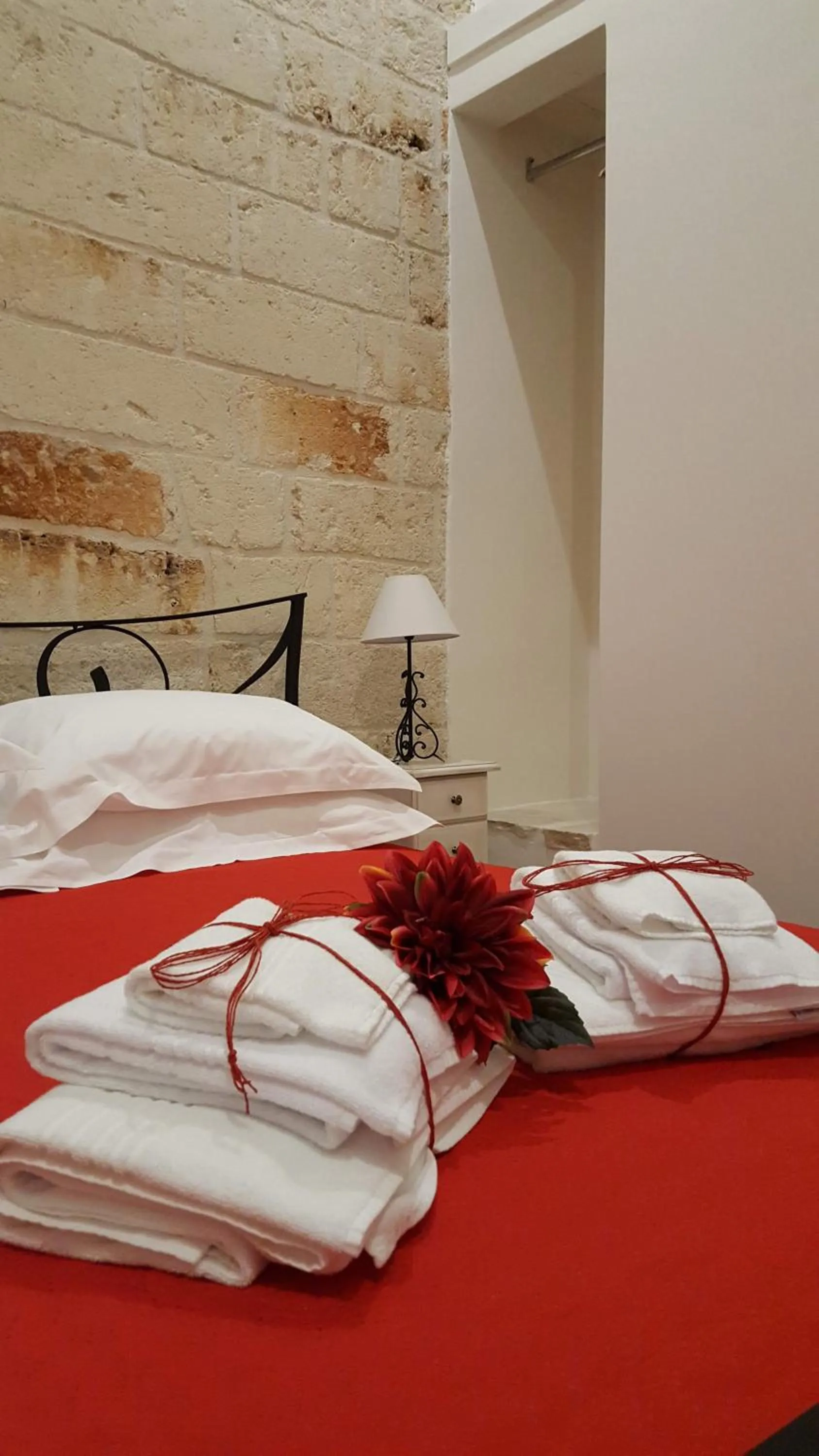 Decorative detail, Bed in Dimora Girolamo