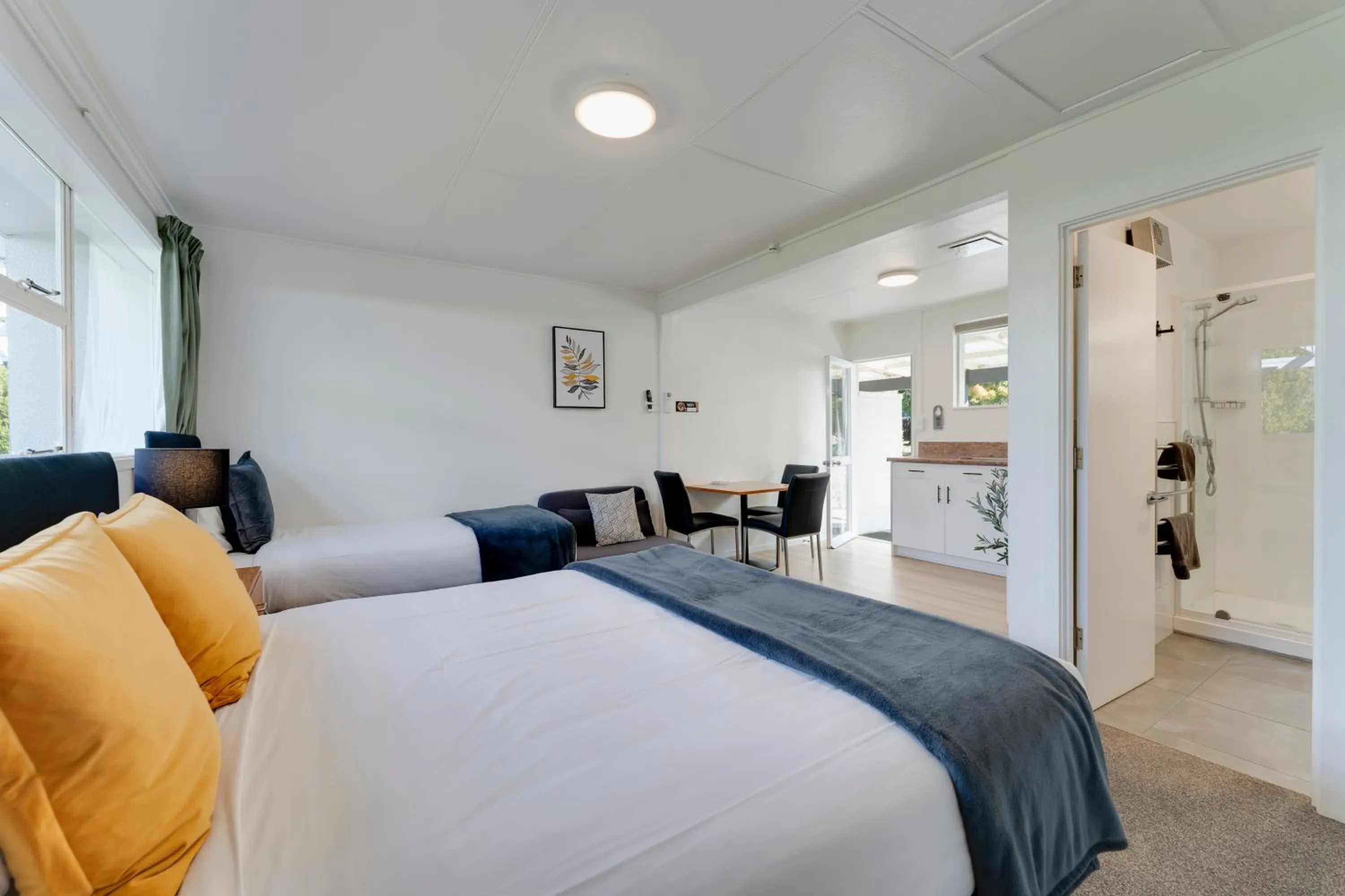 Photo of the whole room, Bed in Archway Motels & Chalets