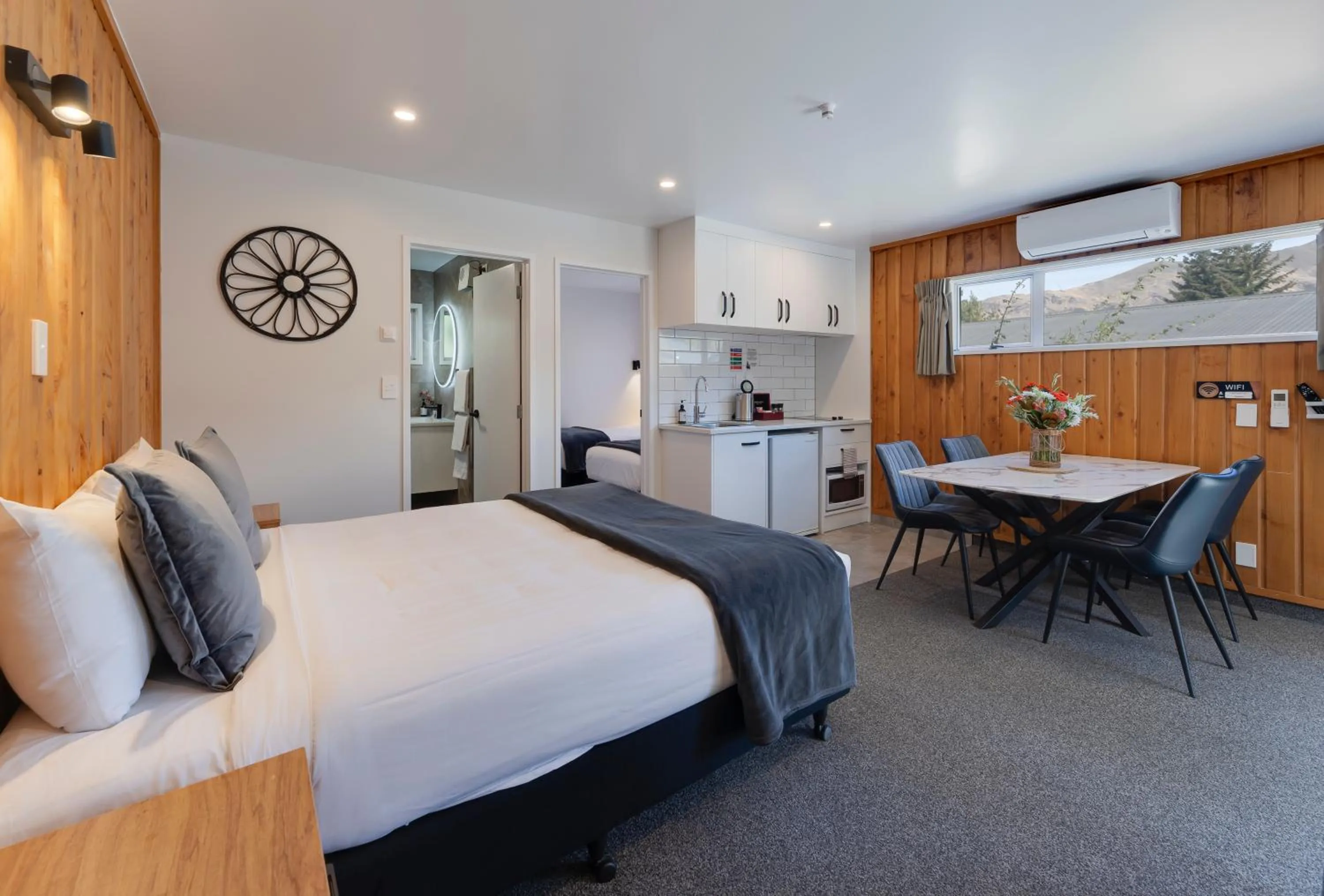 Photo of the whole room, Bed in Archway Motels & Chalets