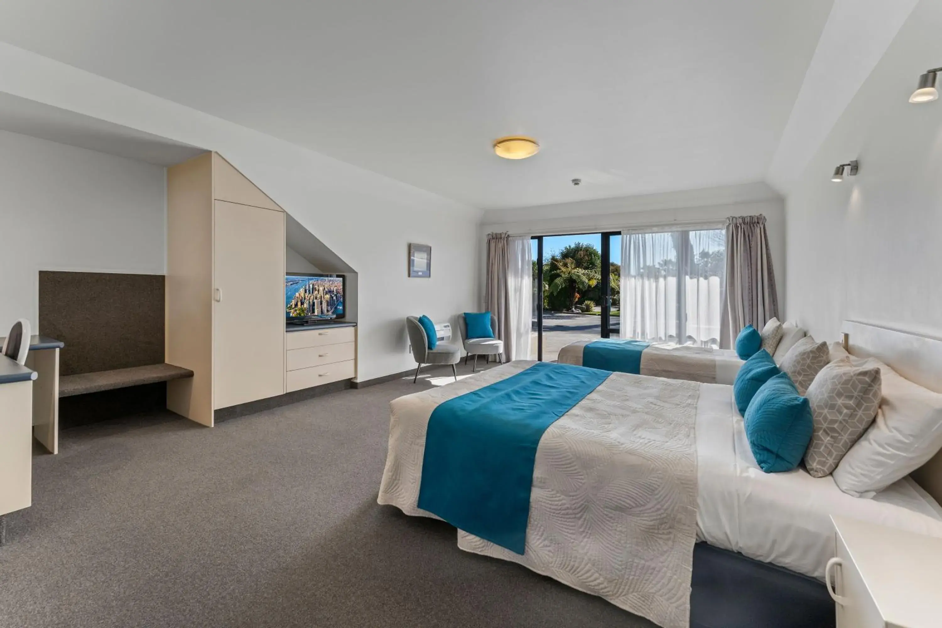 View (from property/room), Bed in Avalon Manor Motel View (from property/room), Bed in Avalon Manor Motel