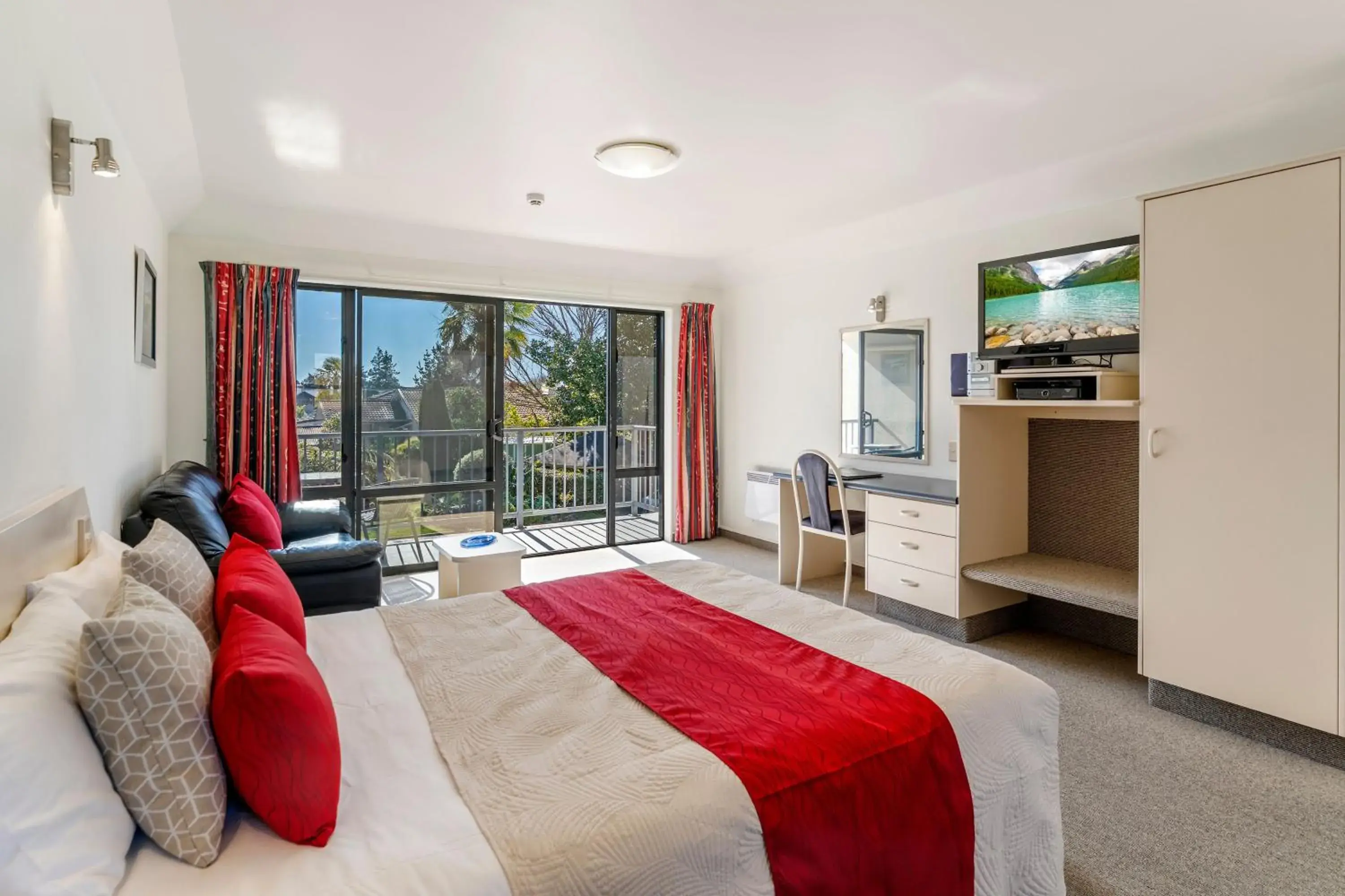 TV and multimedia, Bed in Avalon Manor Motel TV and multimedia, Bed in Avalon Manor Motel