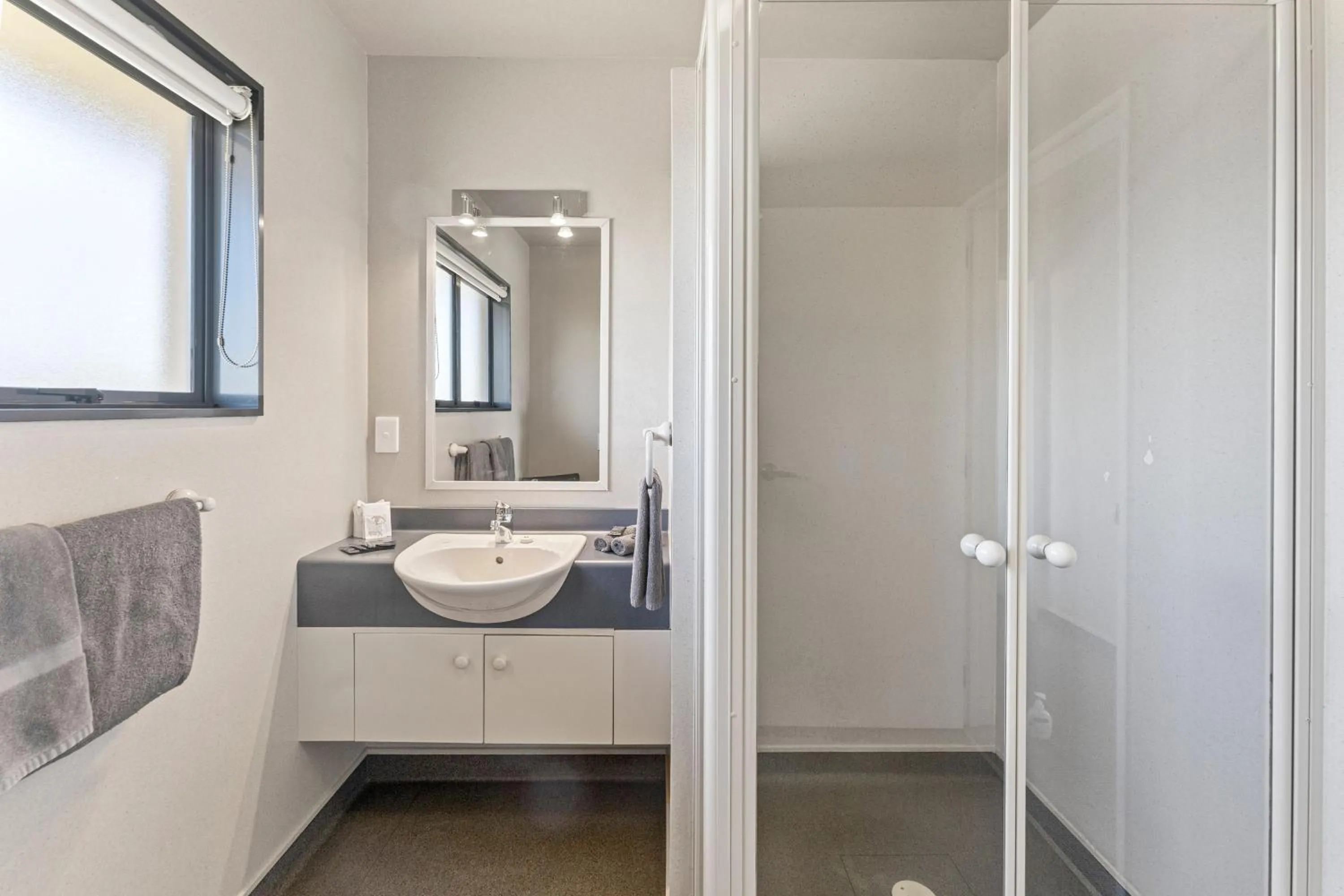Bathroom in Avalon Manor Motel