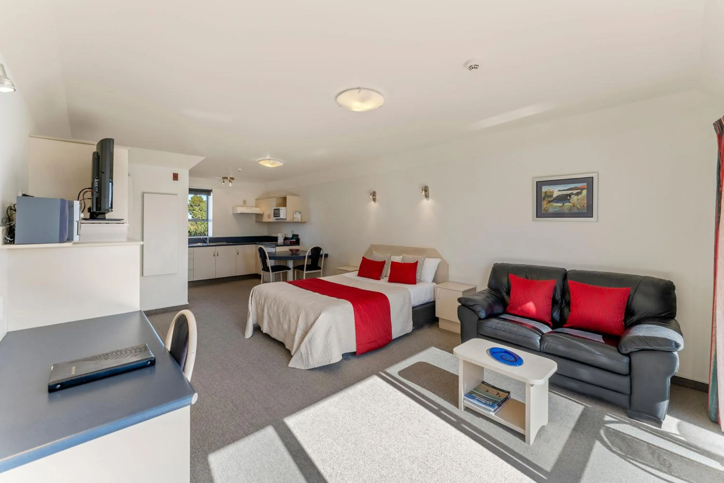 Photo of the whole room, Bed in Avalon Manor Motel