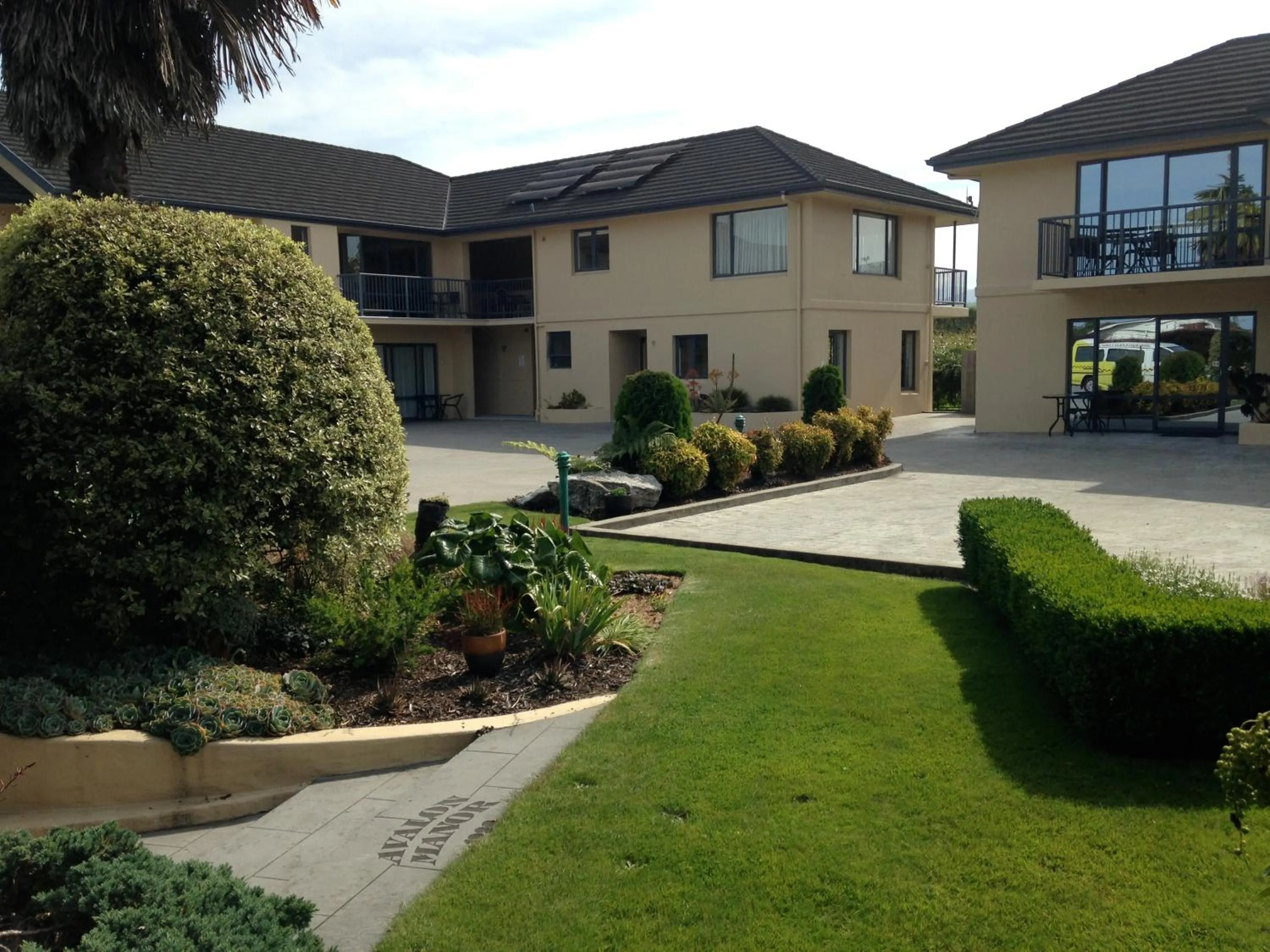 Property building in Avalon Manor Motel