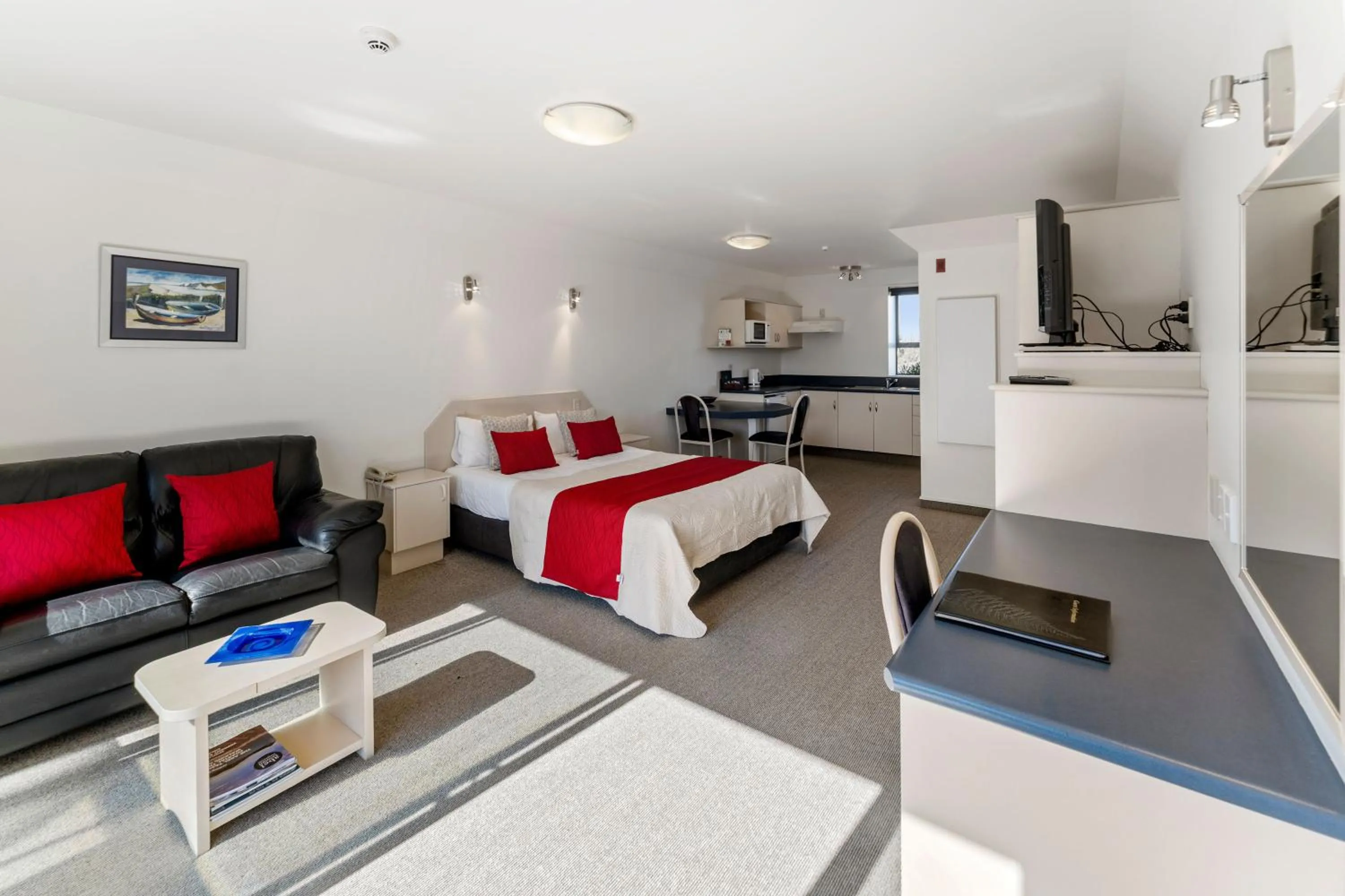 Bed in Avalon Manor Motel