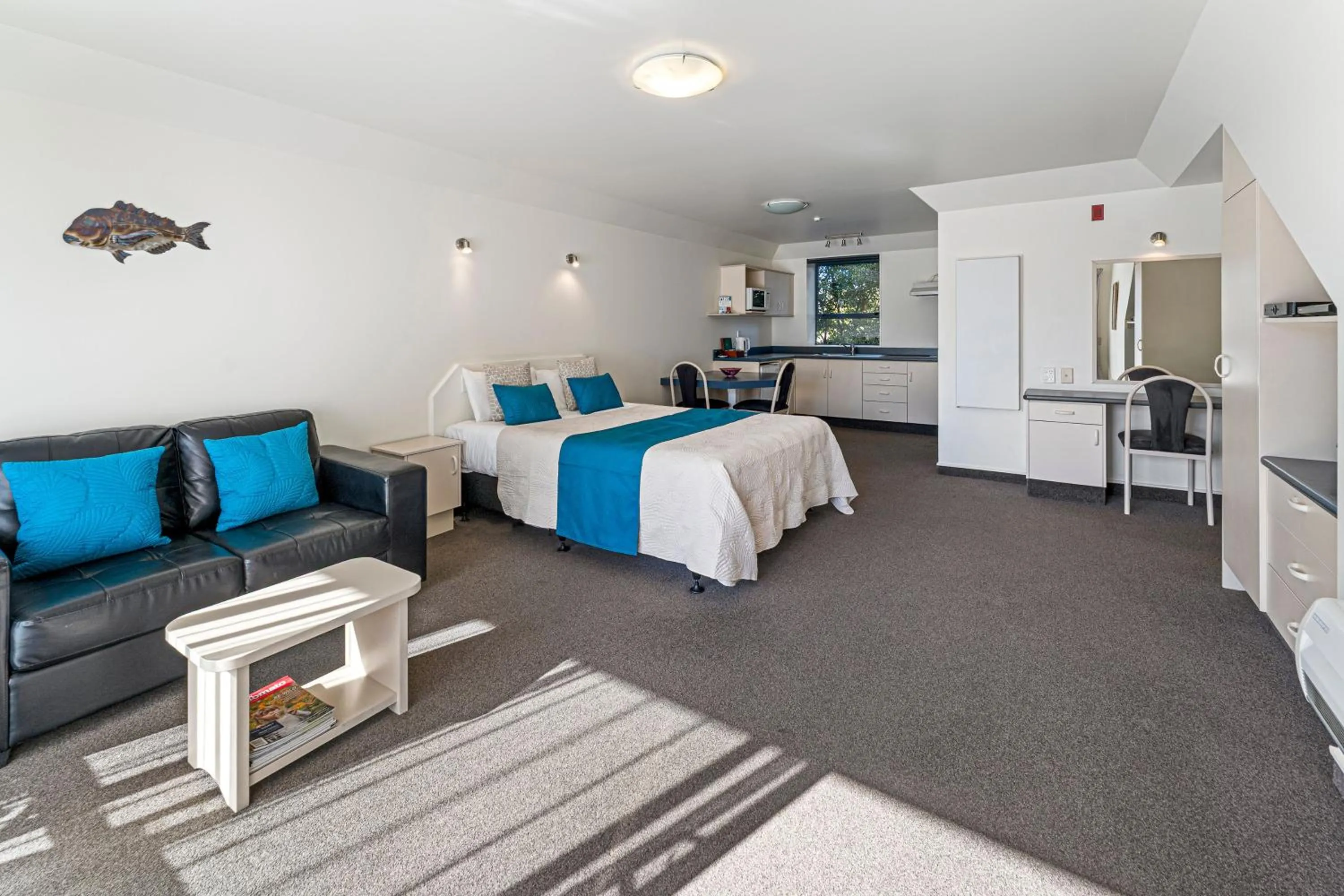 Bed in Avalon Manor Motel