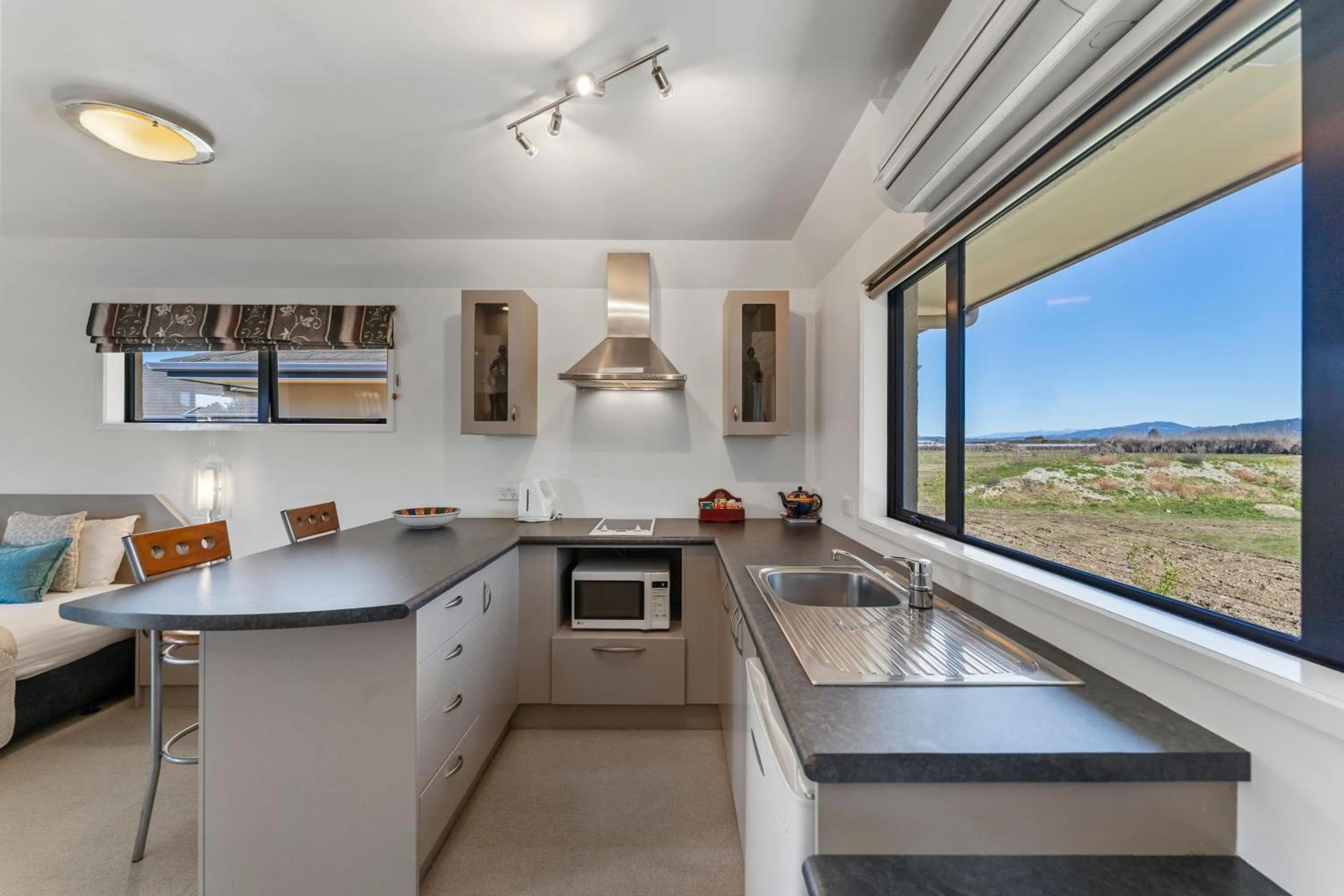 kitchen in Avalon Manor Motel