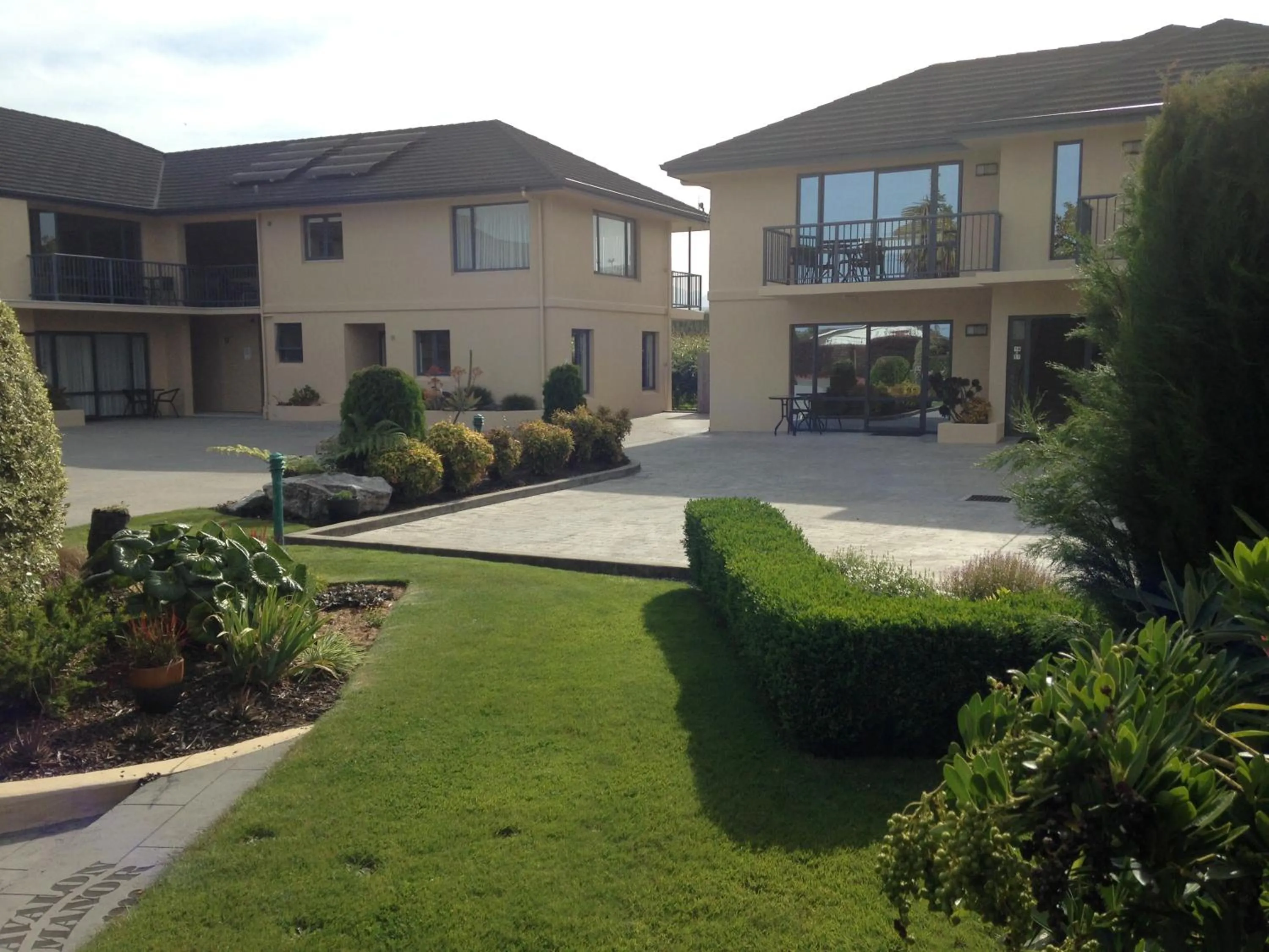 Property building in Avalon Manor Motel